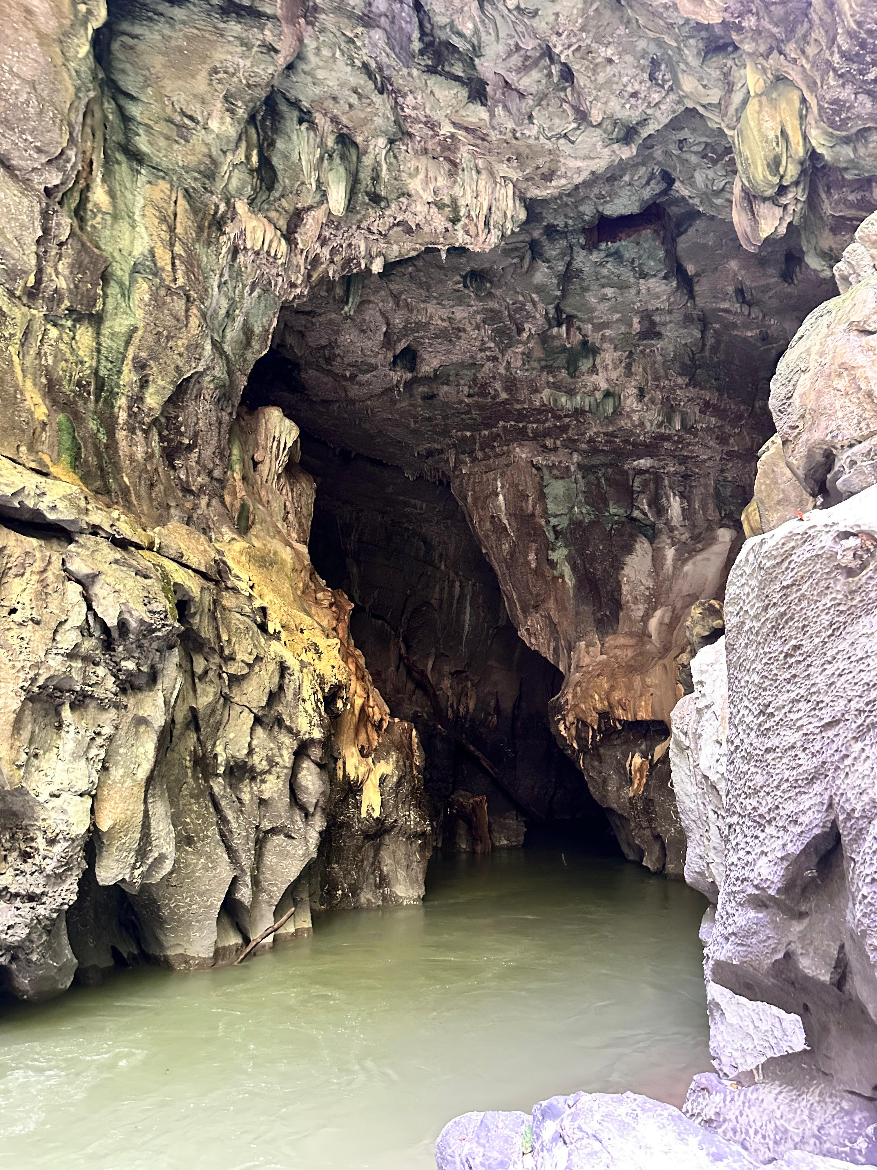 Expedición Completa a Las Cuevas de Tuluní: Senderismo, Body Rafting y Exploración Subterránea