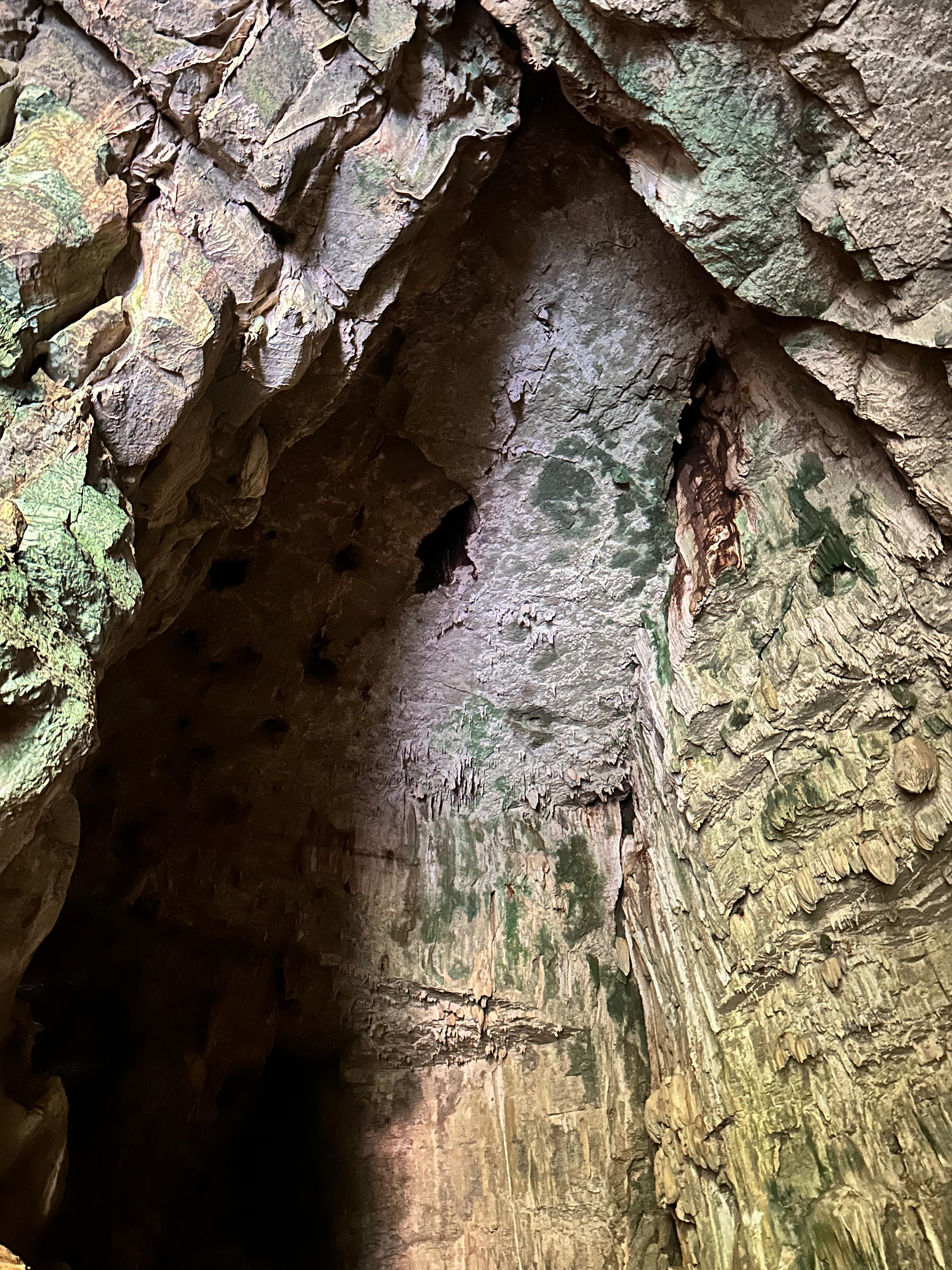 Expedición Completa a Las Cuevas de Tuluní: Senderismo, Body Rafting y Exploración Subterránea