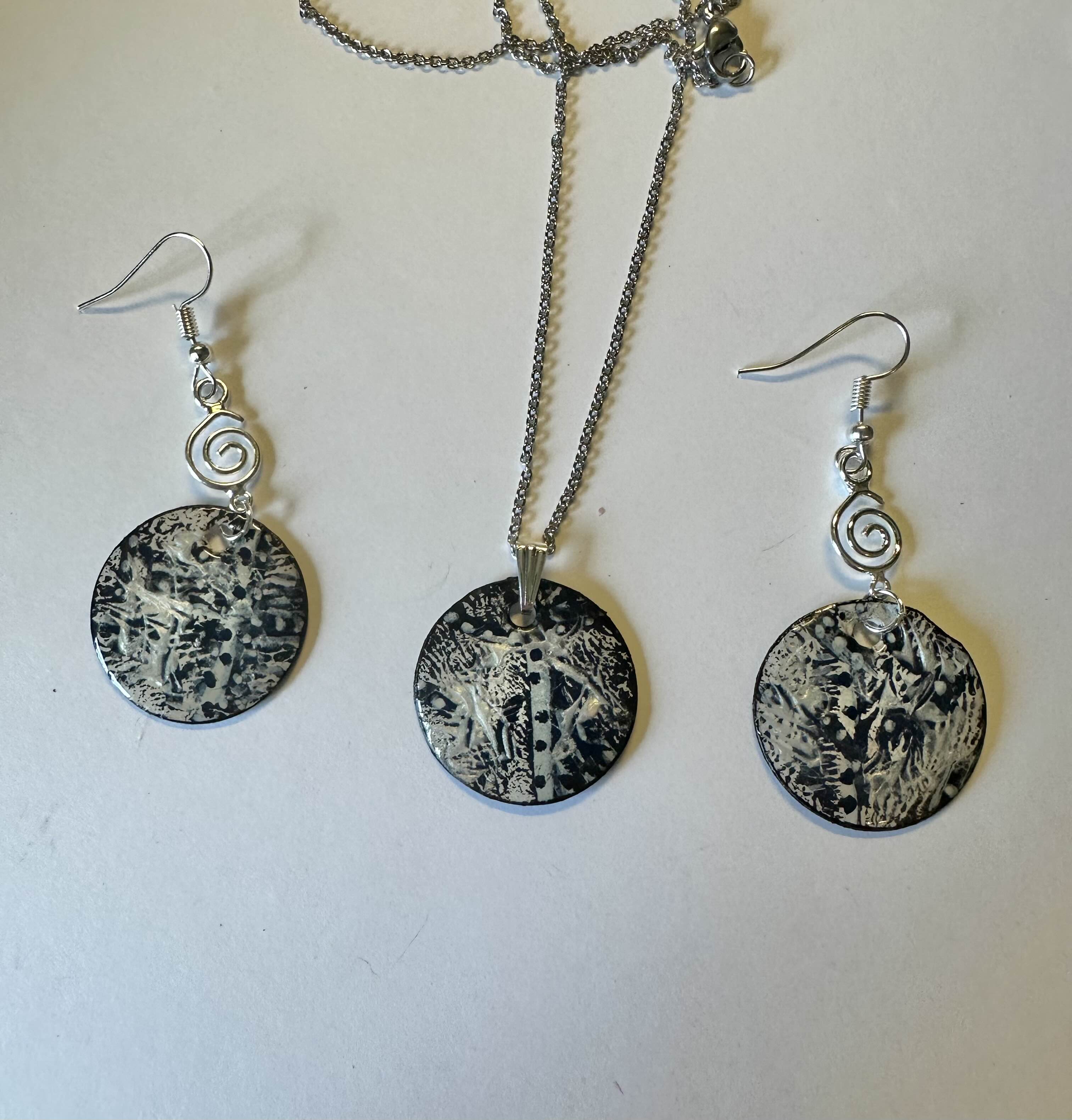 Handcrafted Black and White Pendant Jewelry Set