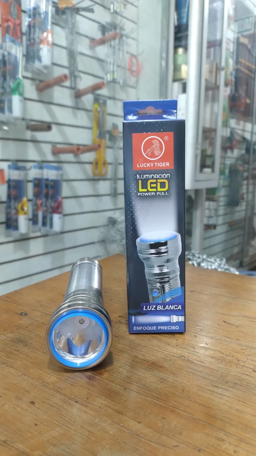 Linterna Led luz blanca de metal / 2 Pilas D