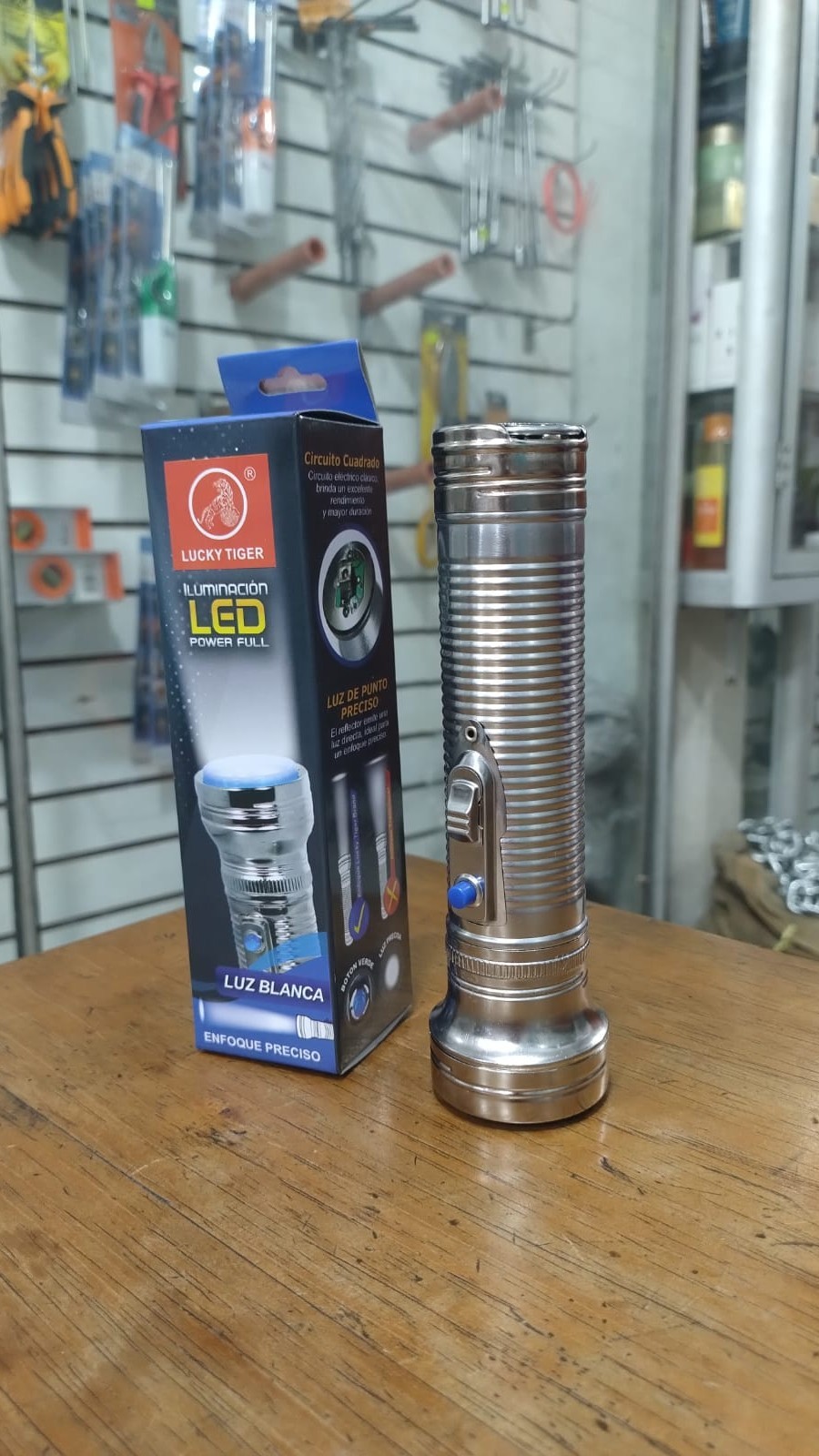 Linterna Led luz blanca de metal / 2 Pilas D