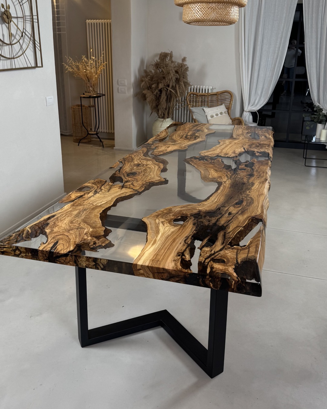 Mesa de resina y madera