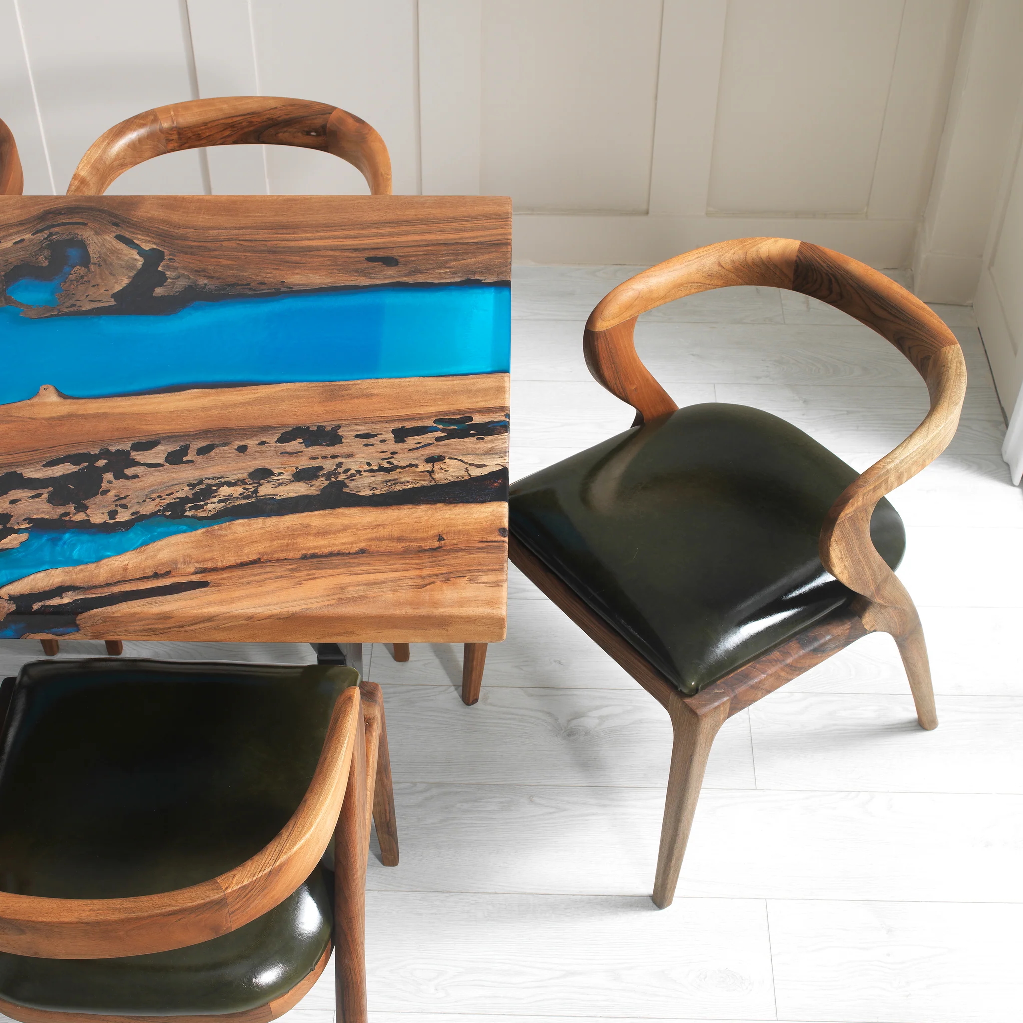 Mesa de comedor de resina y madera