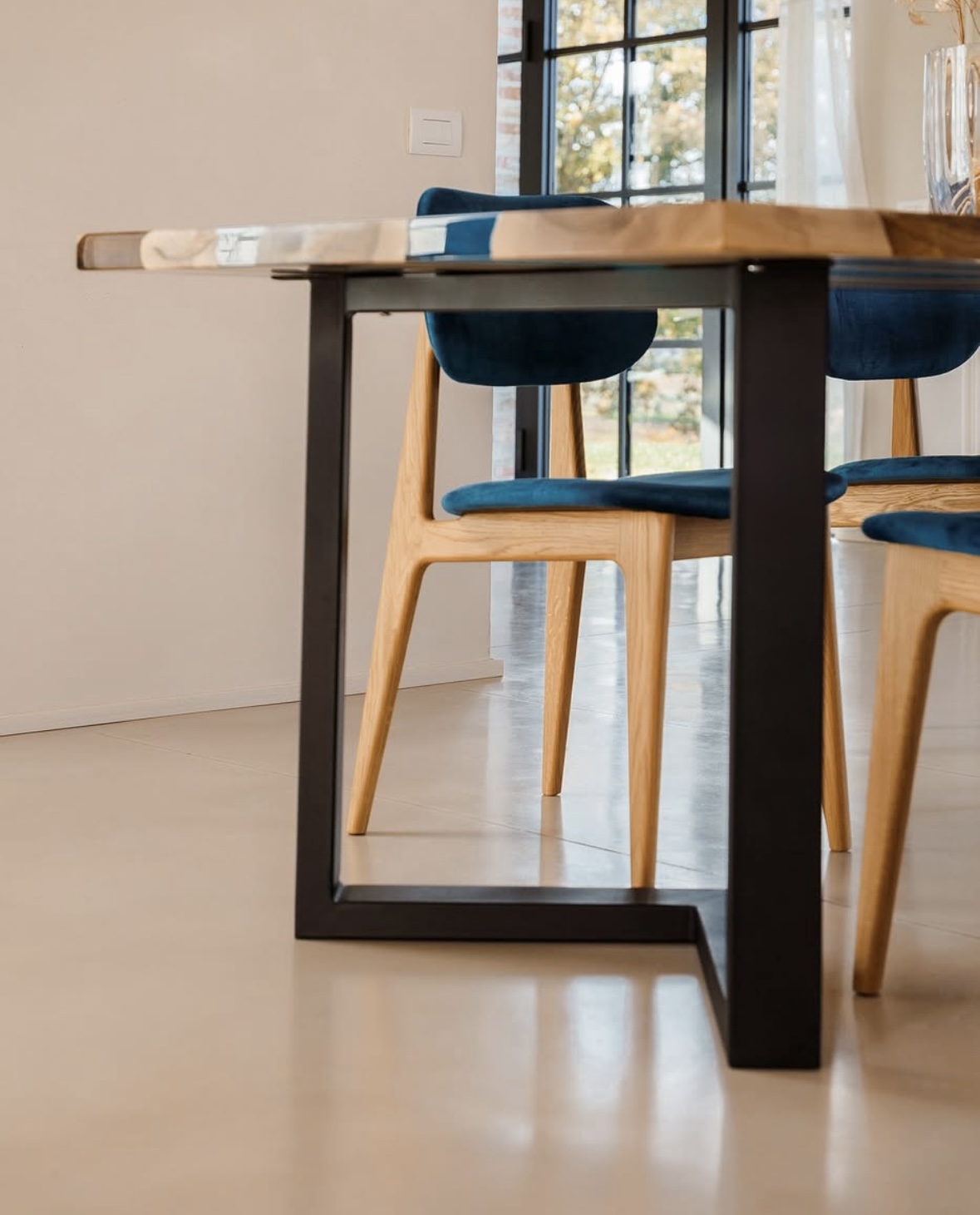 Mesa de comedor de madera y resina