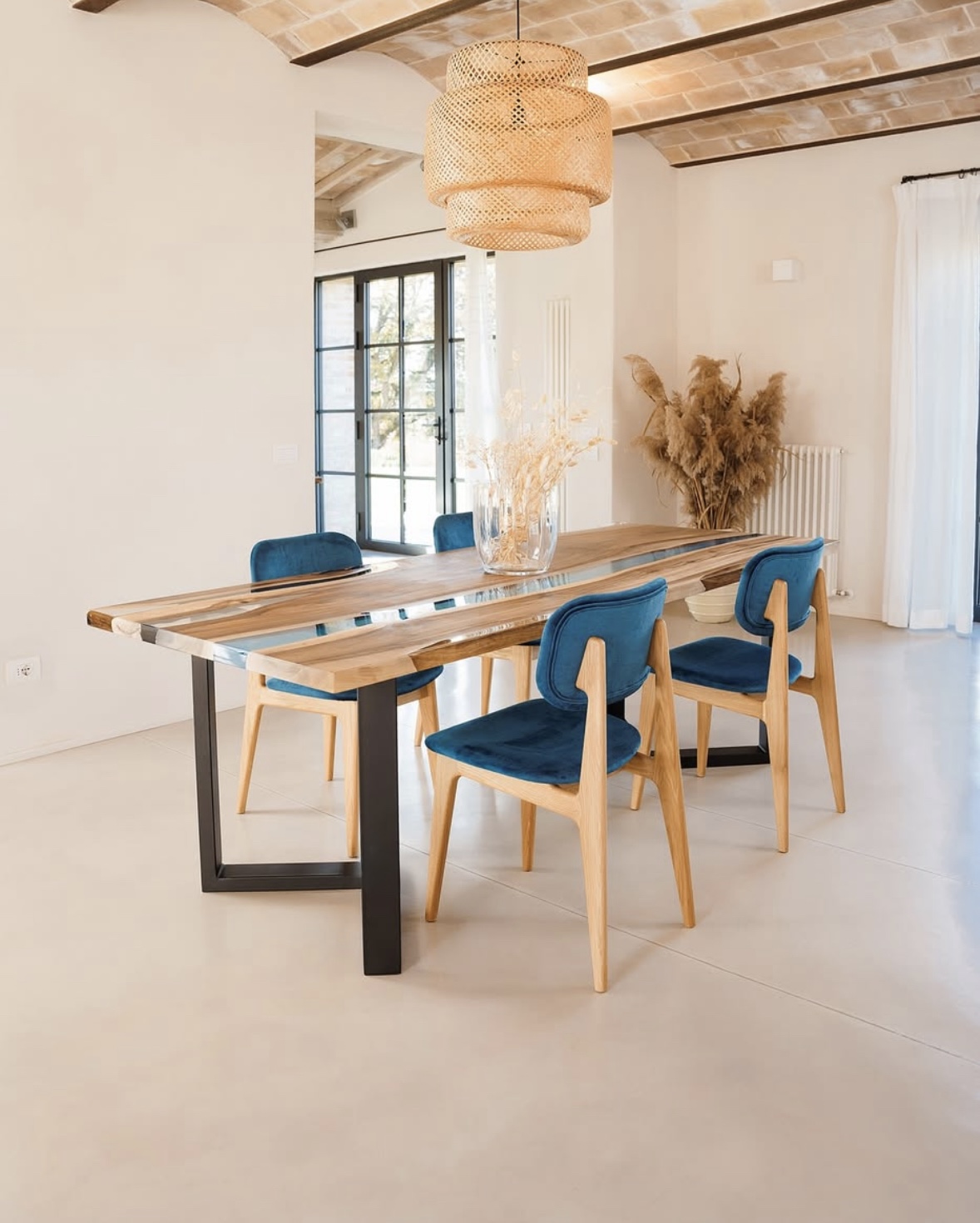 Mesa de comedor de madera y resina