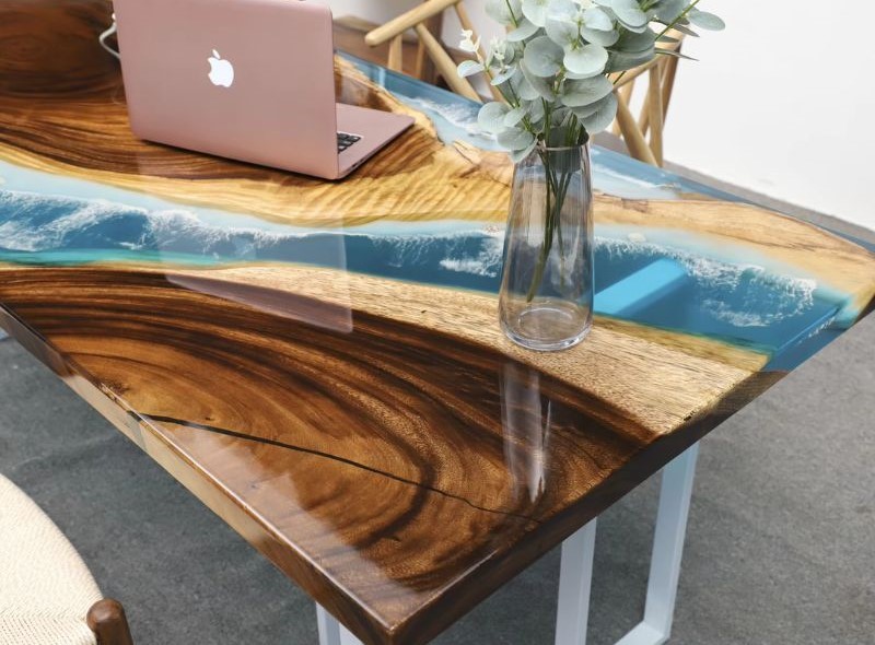 Mesa de resina y madera