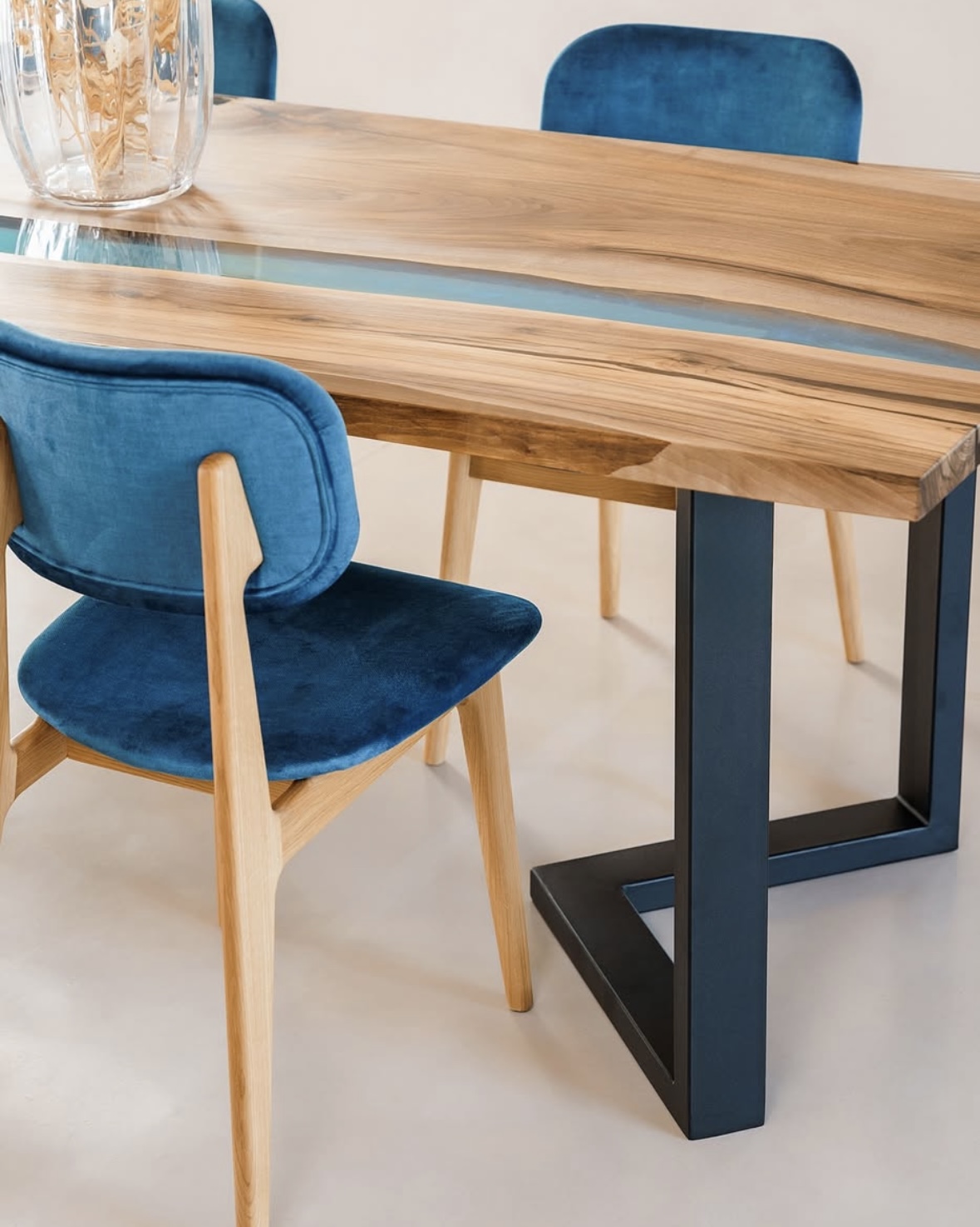 Mesa de comedor de madera y resina