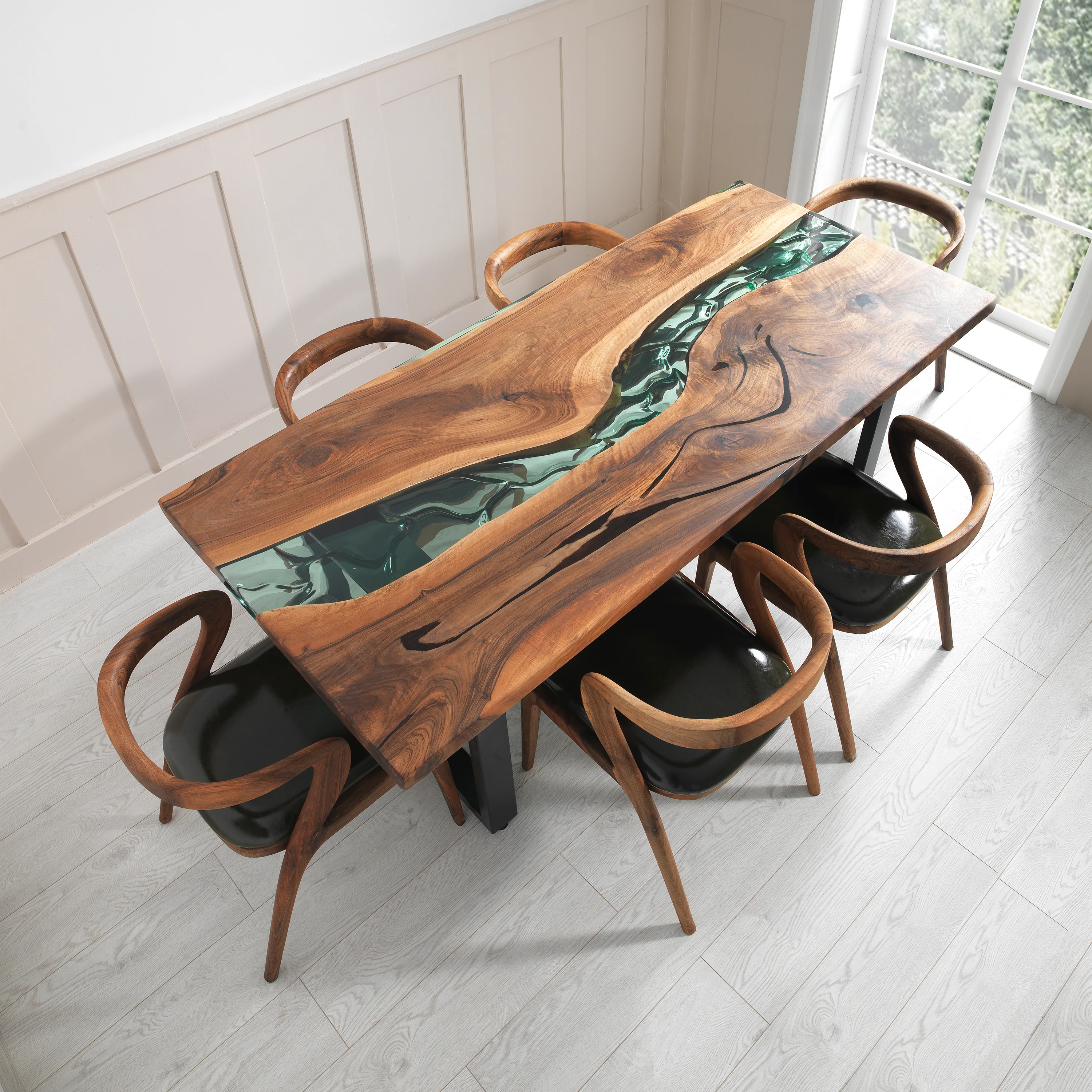 Mesa de comedor de madera y resina