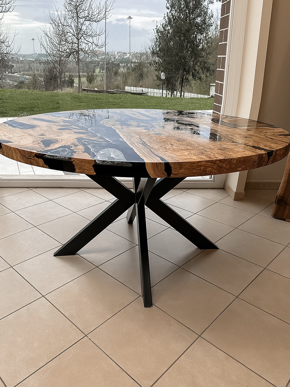 Mesa de comedor de resina y madera