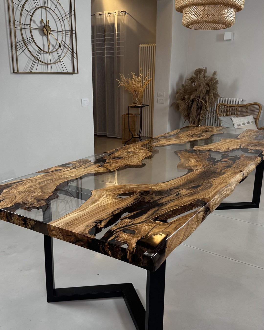 Mesa de resina y madera