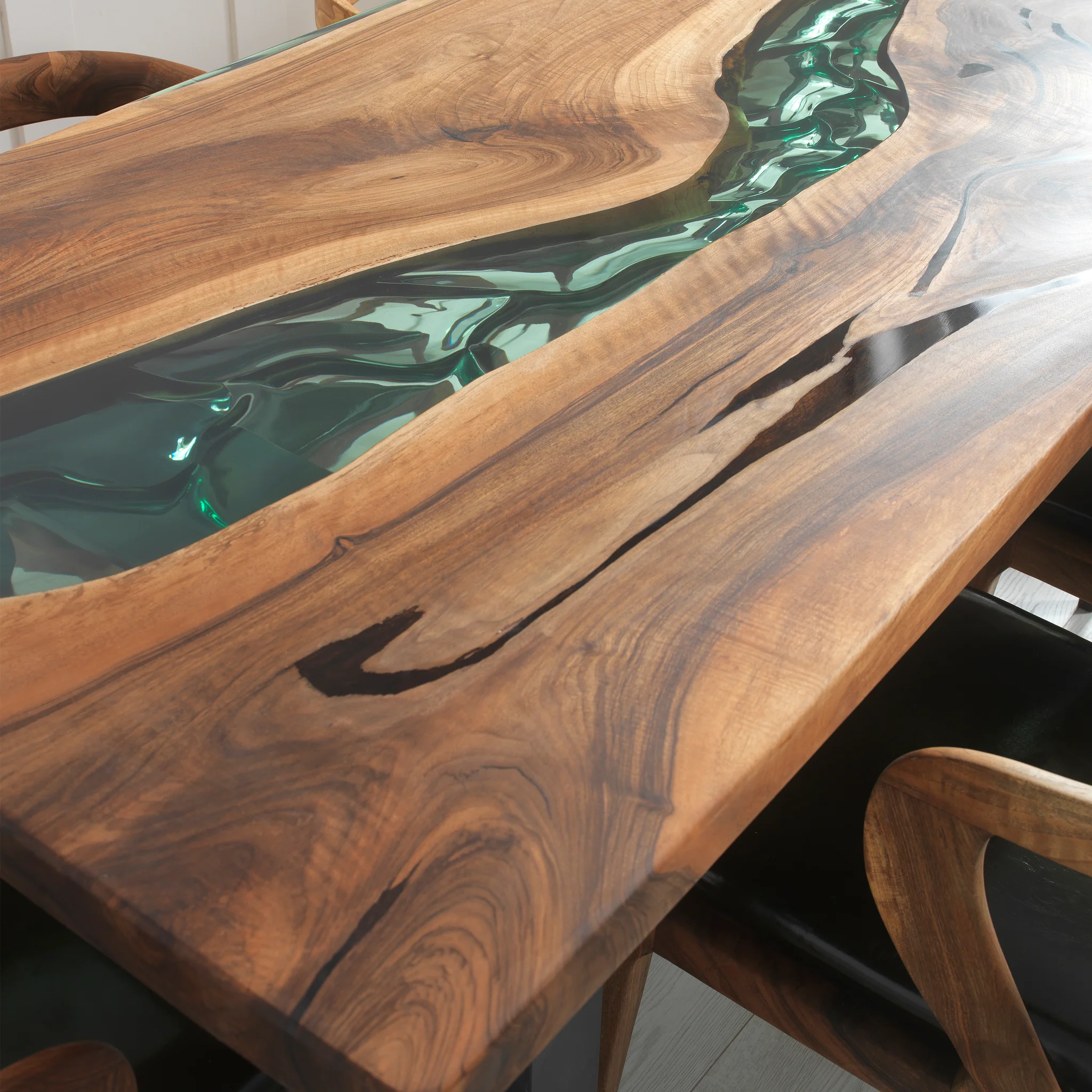 Mesa de comedor de madera y resina