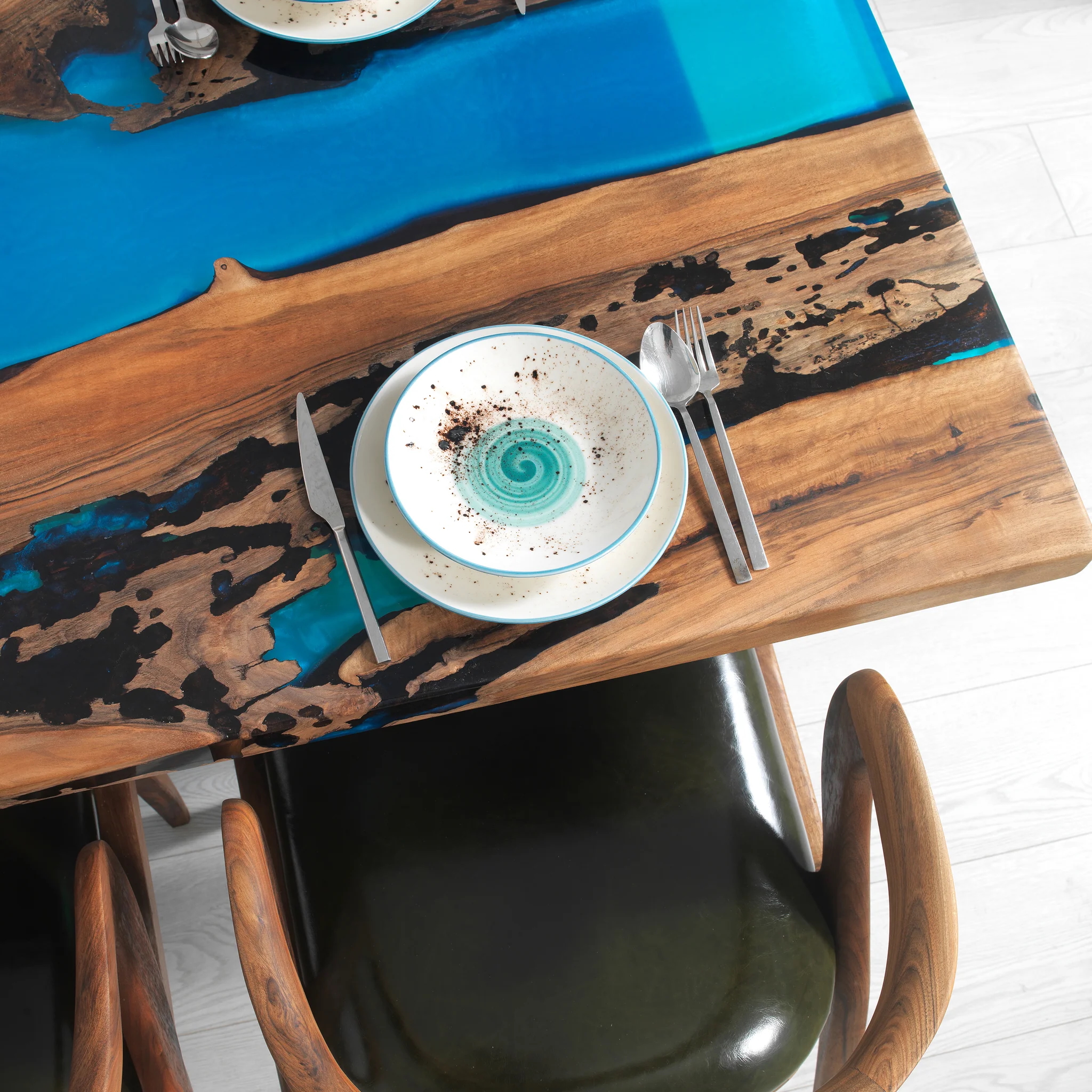 Mesa de comedor de resina y madera