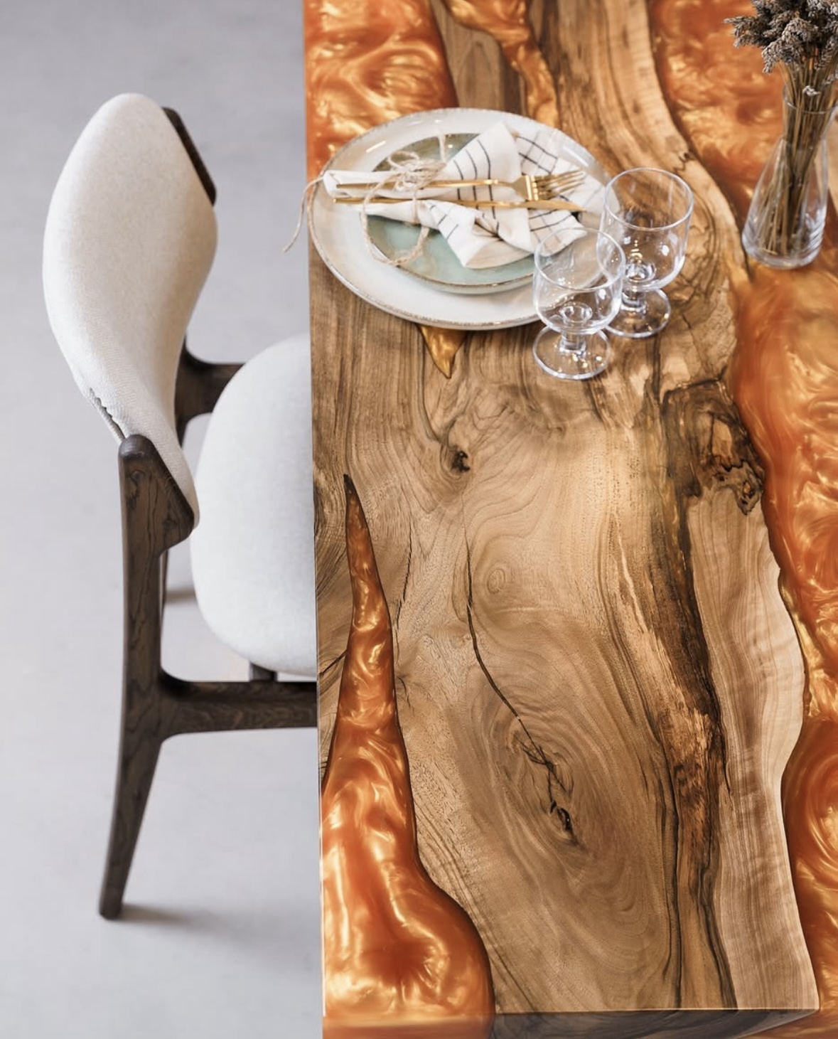 Mesa de comedor de resina y madera