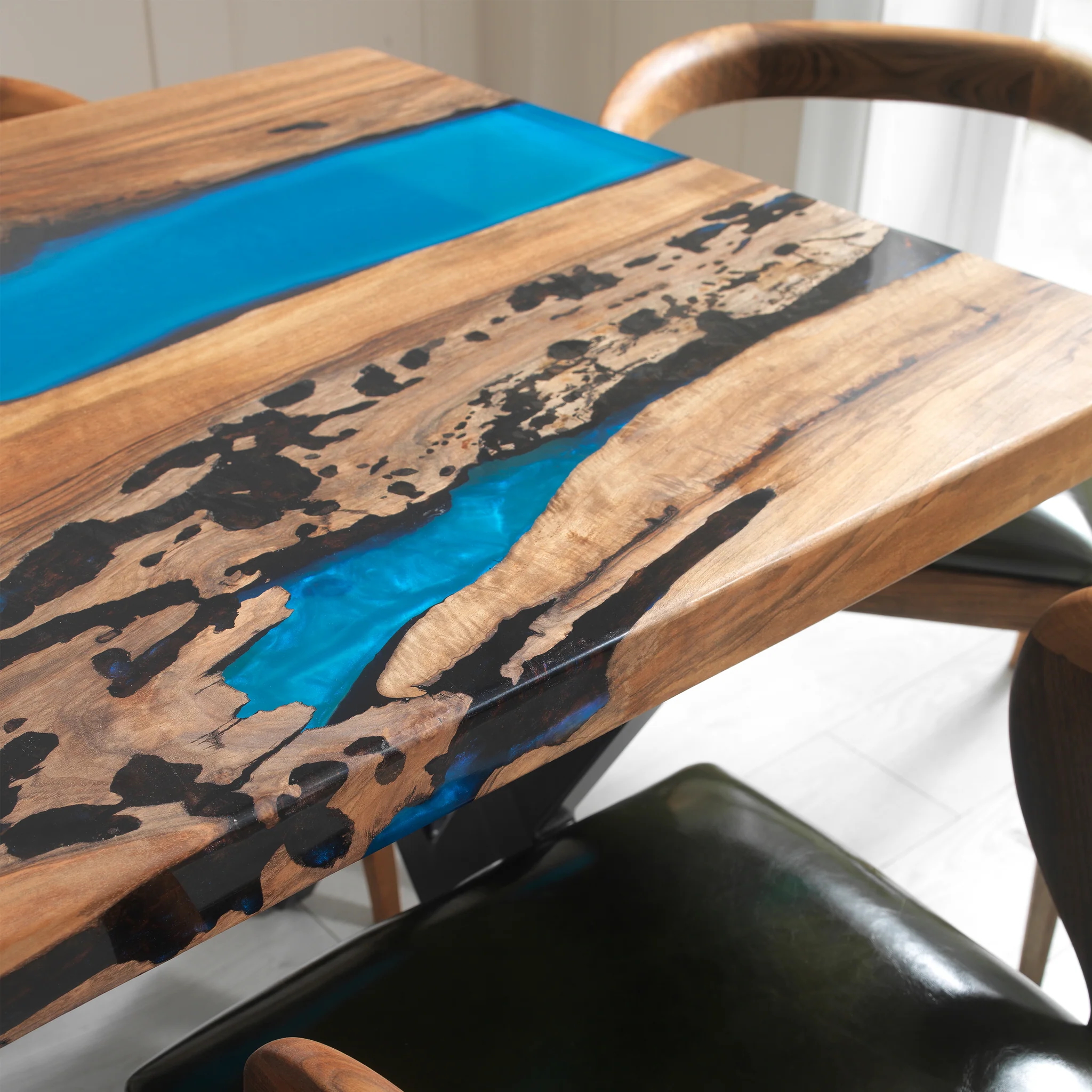 Mesa de comedor de resina y madera