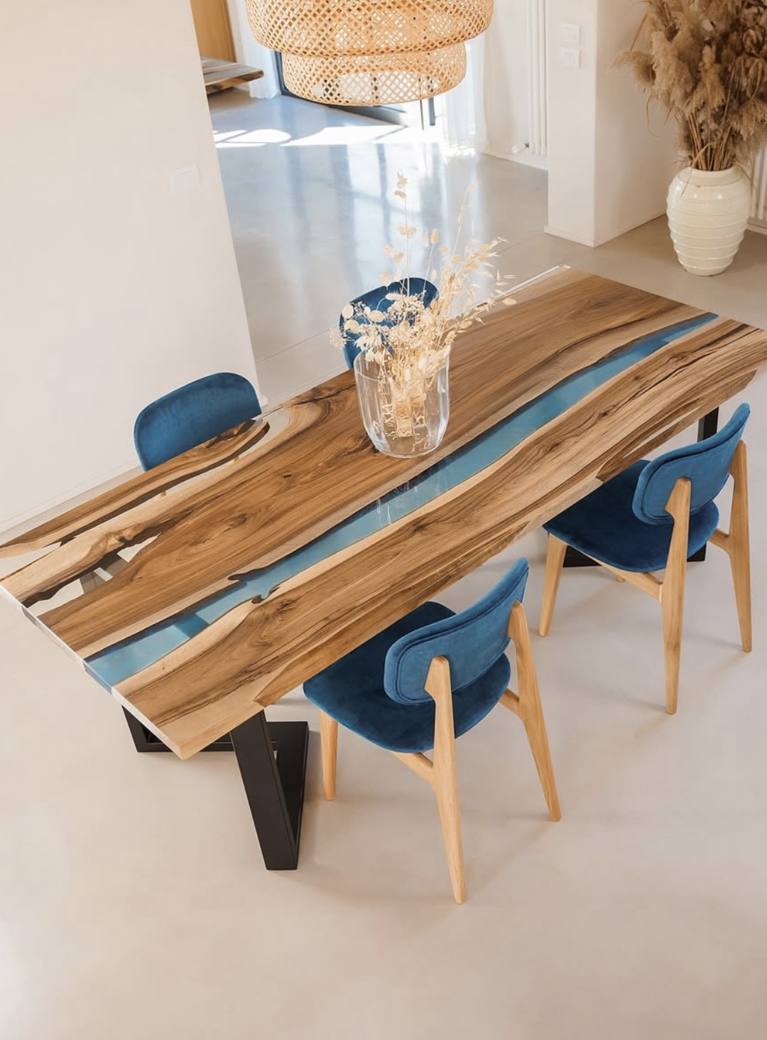 Mesa de comedor de madera y resina