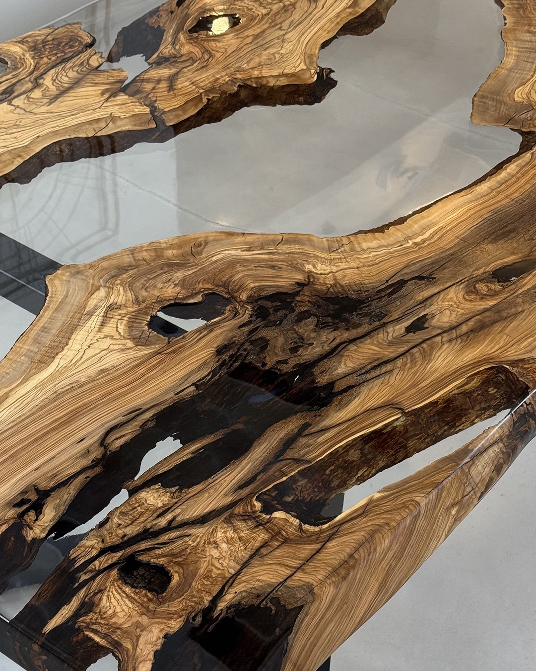 Mesa de resina y madera