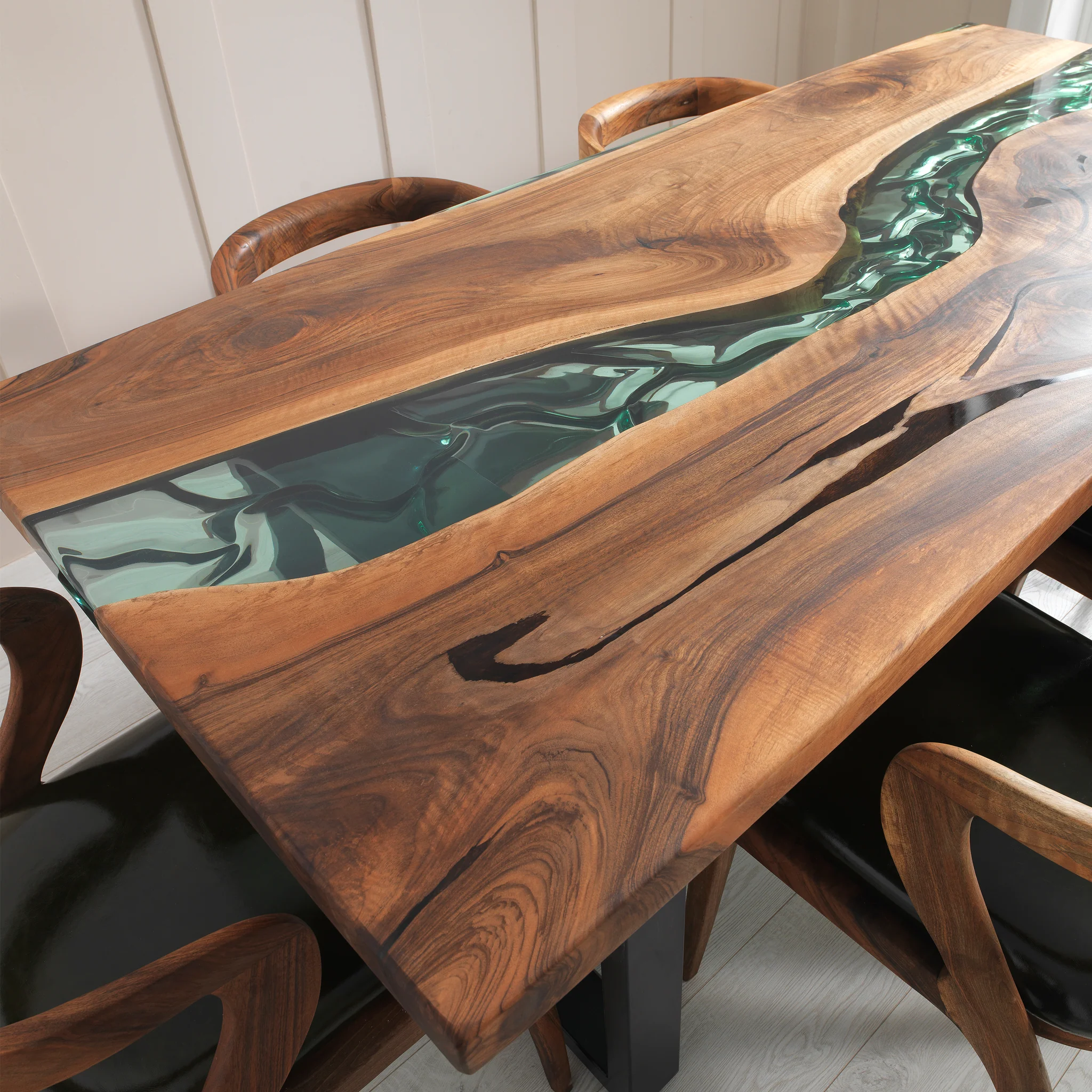 Mesa de comedor de madera y resina