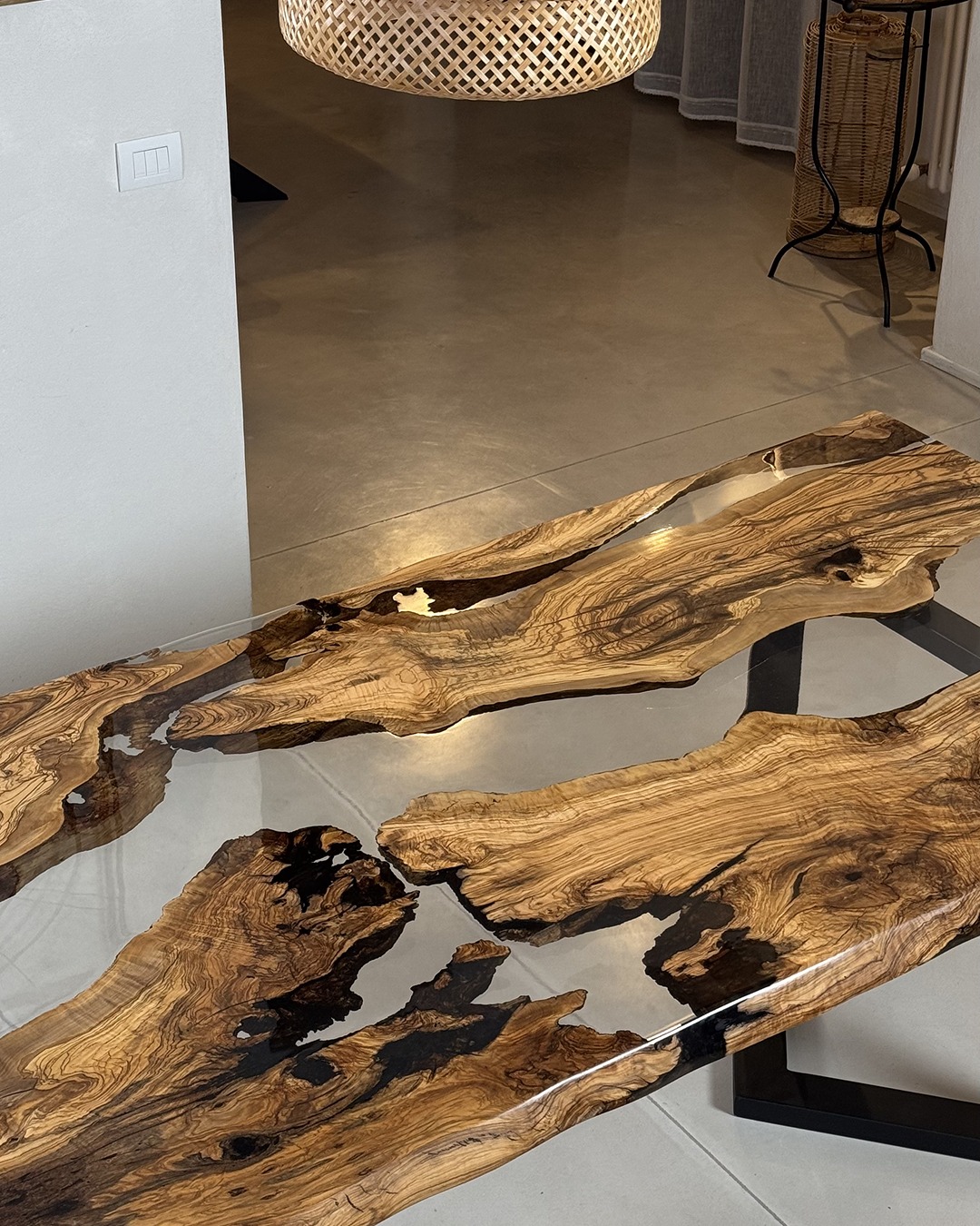 Mesa de resina y madera