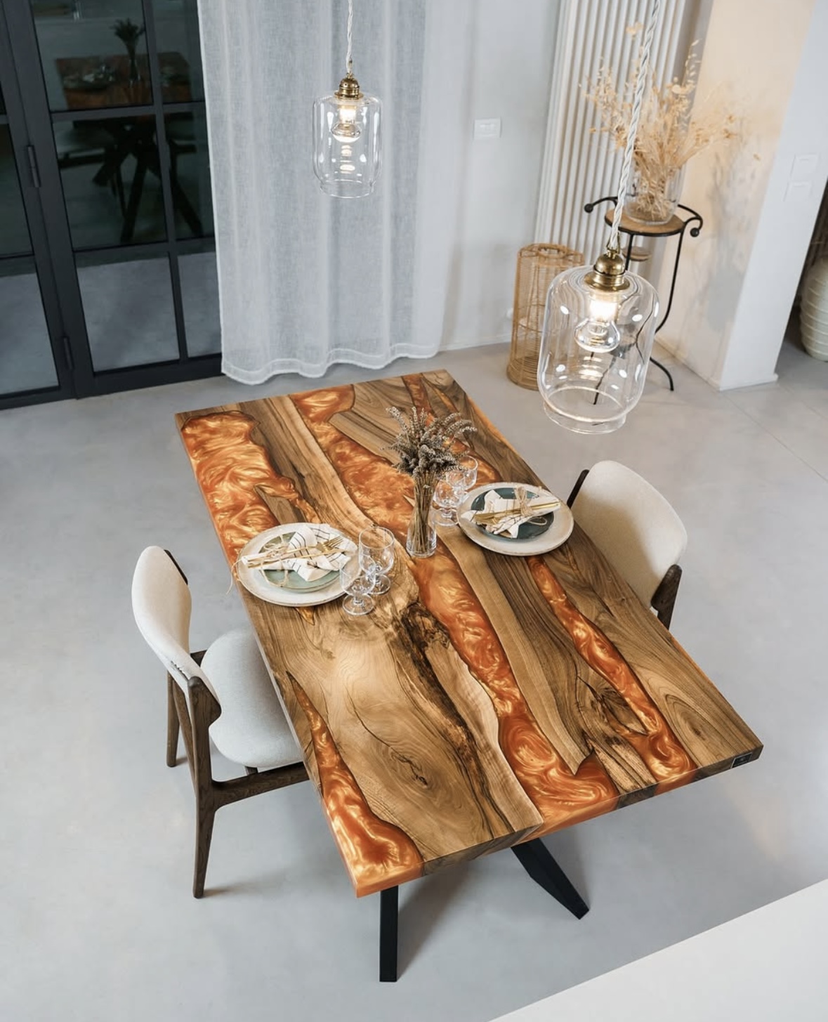 Mesa de comedor de resina y madera