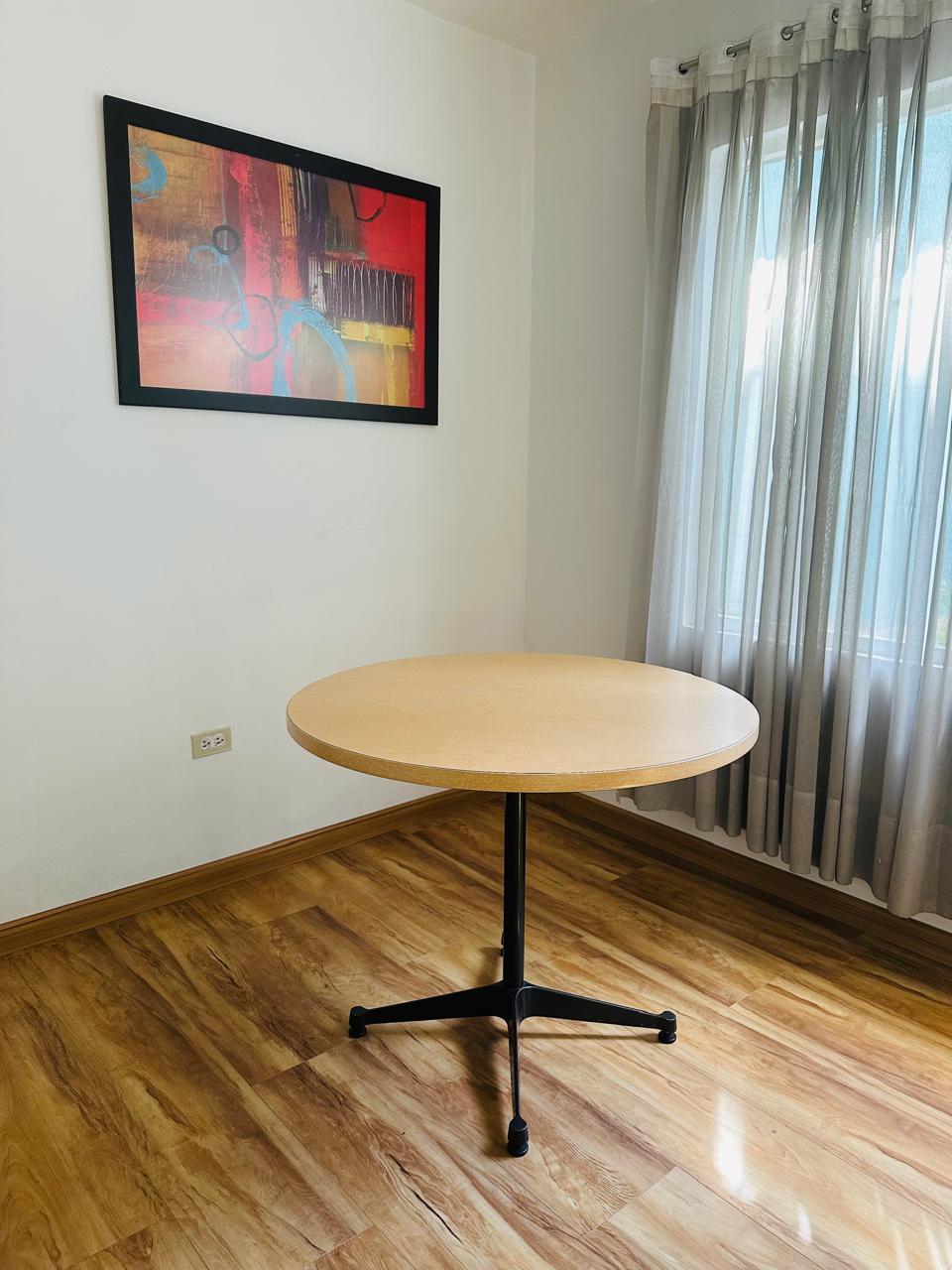 Mesa diseñada por CHARLES & RAY EAMES para Herman Miller