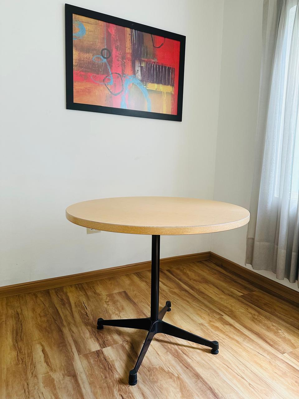 Mesa diseñada por CHARLES & RAY EAMES para Herman Miller