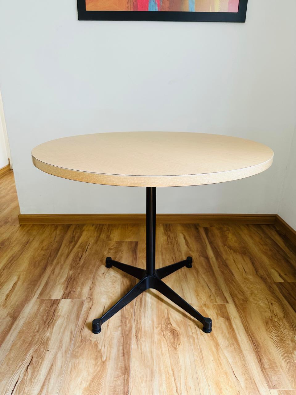 Mesa diseñada por CHARLES & RAY EAMES para Herman Miller