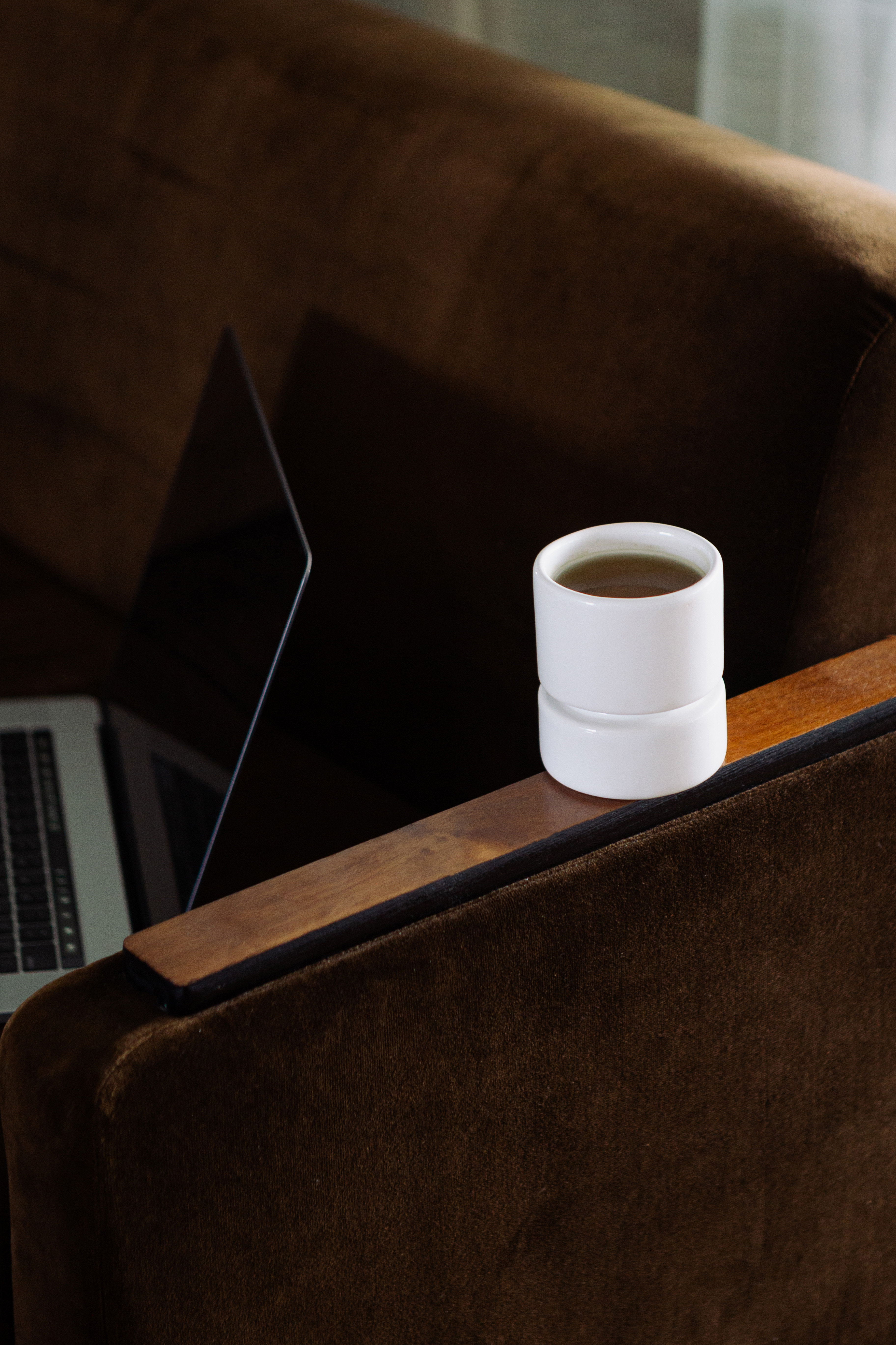 BALTAS SENKA KERAMIKINIS PUODELIS | NR3 STUDIO