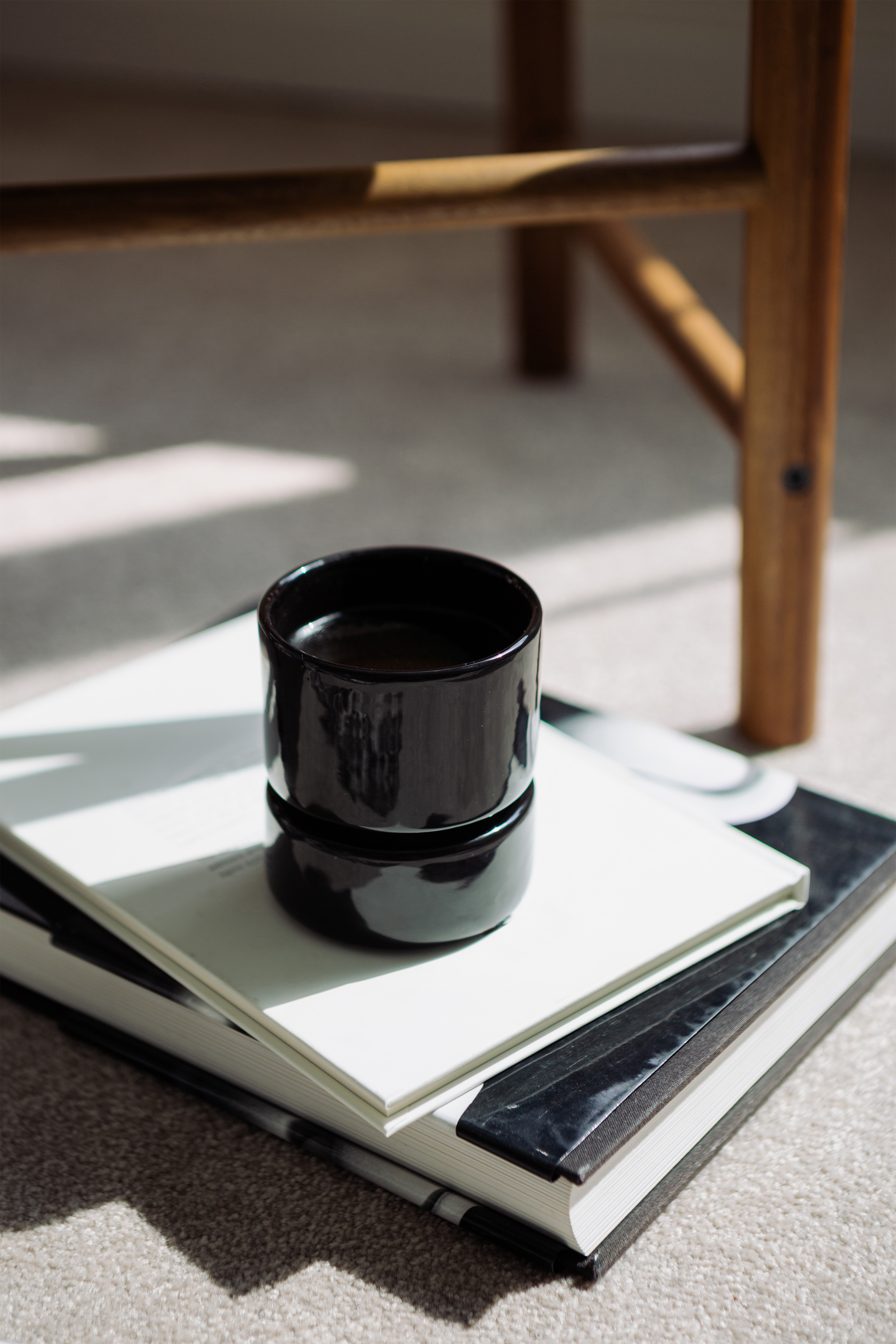 JUODAS SENKA KERAMIKINIS PUODELIS | NR3 STUDIO