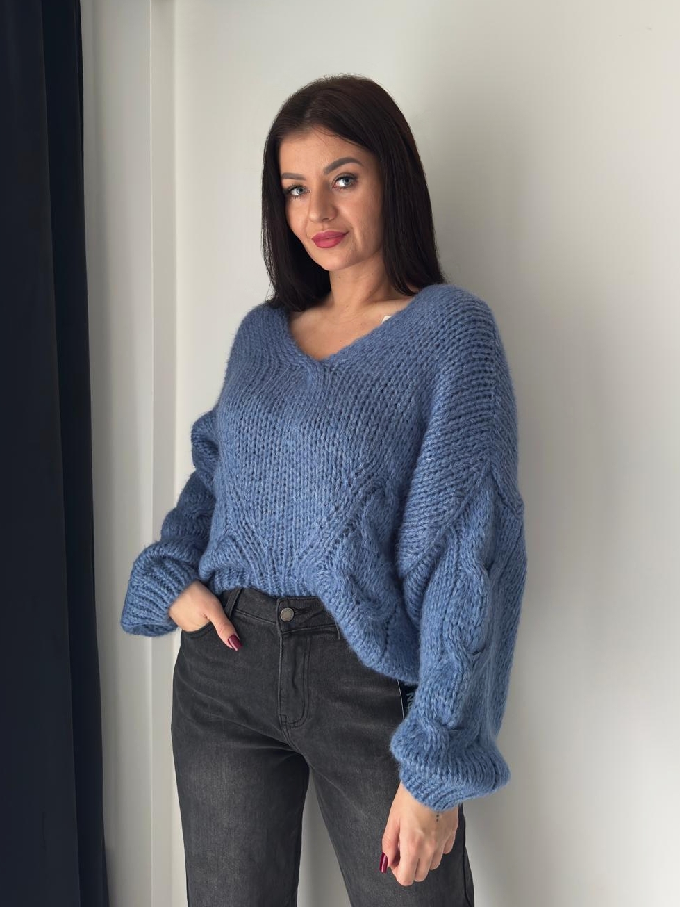 Niebieski sweter z grubym splotem