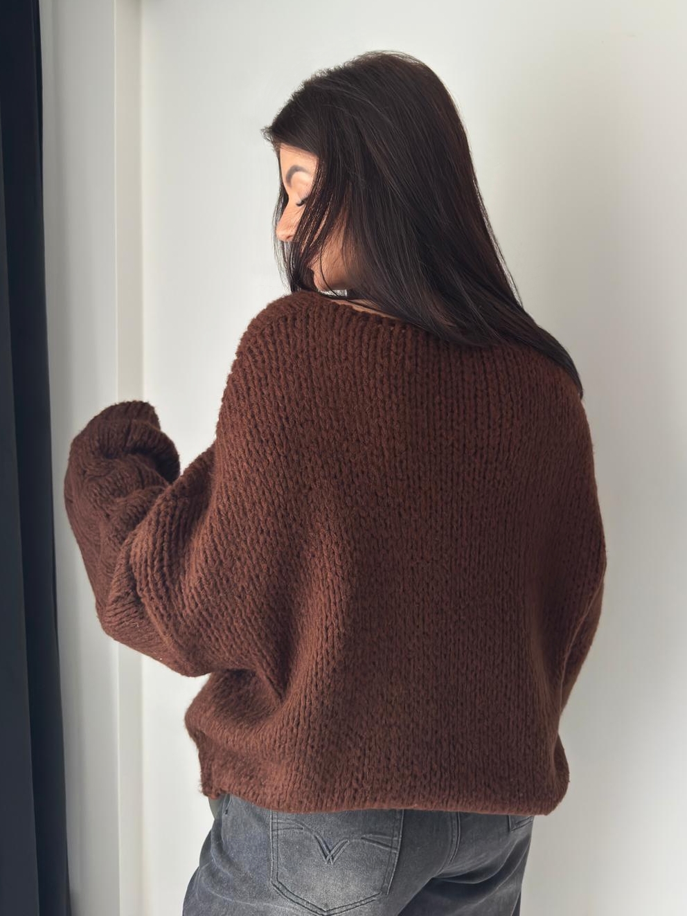 Brązowy sweter z grubym splotem