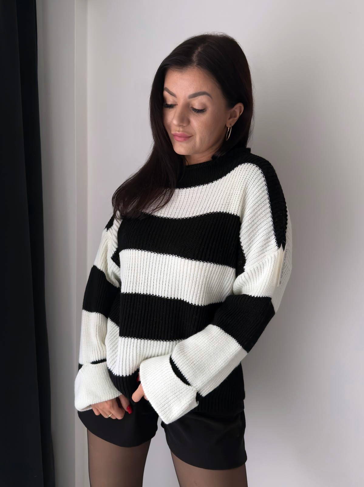 Sweter w czarno-białe paski