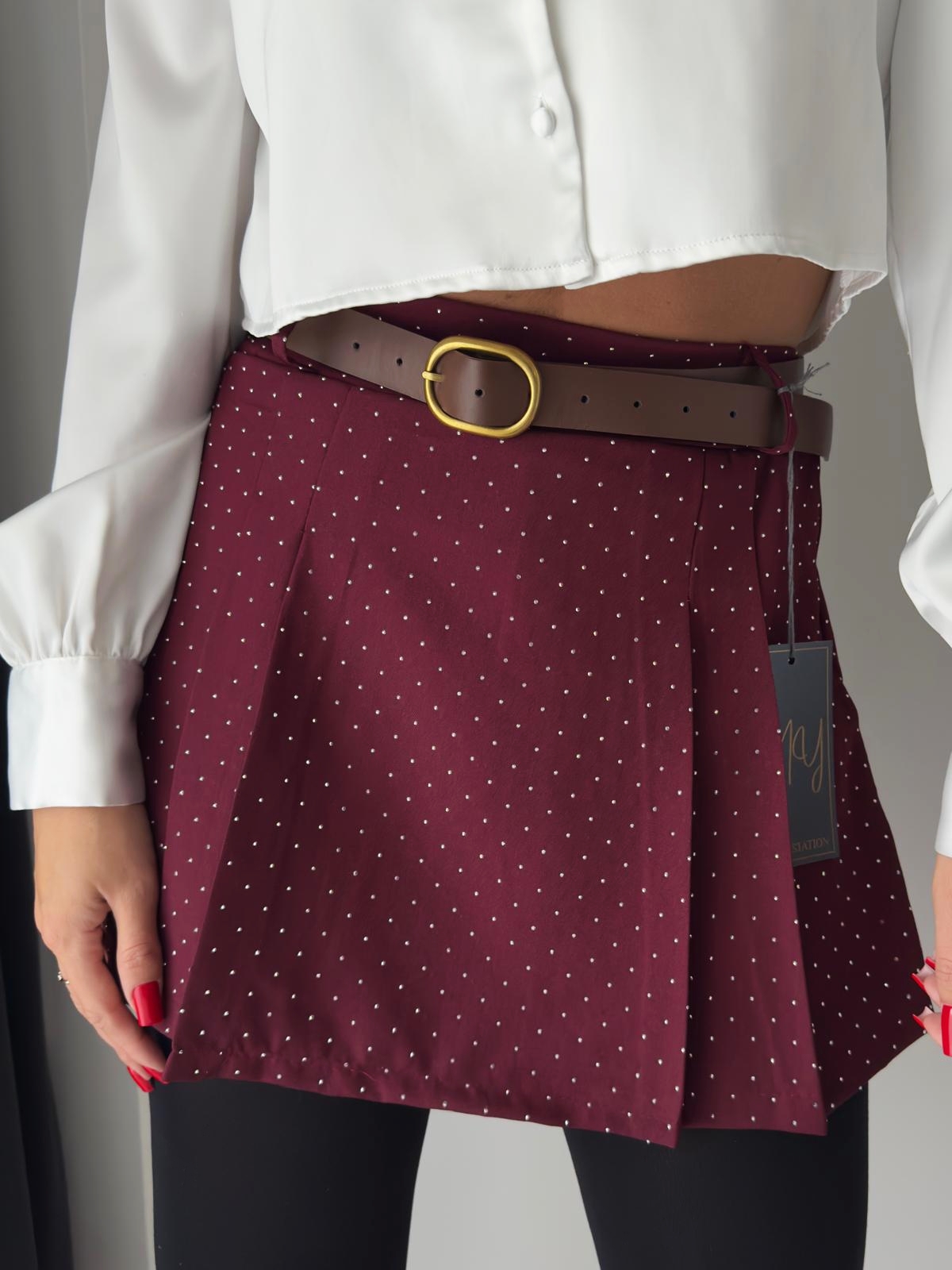 Bordowe spódniczko-spodenki z paskiem