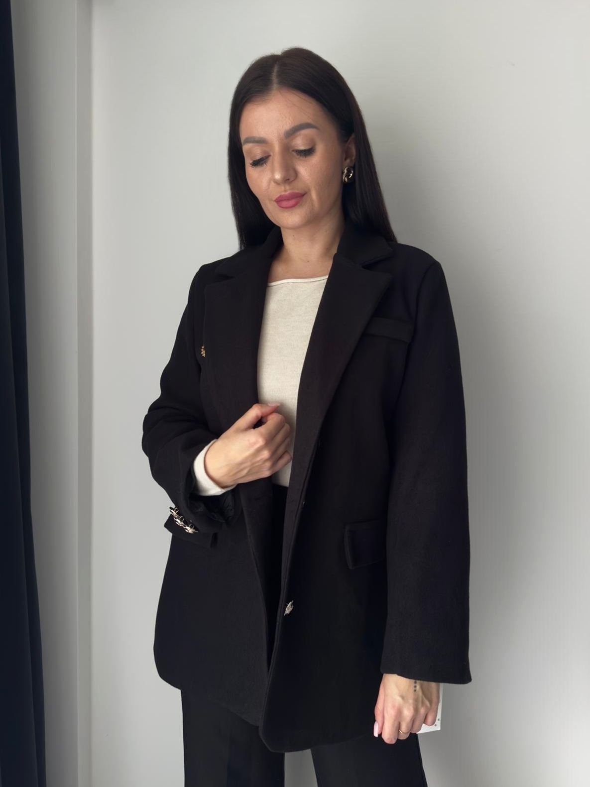 Czarny damski płaszcz