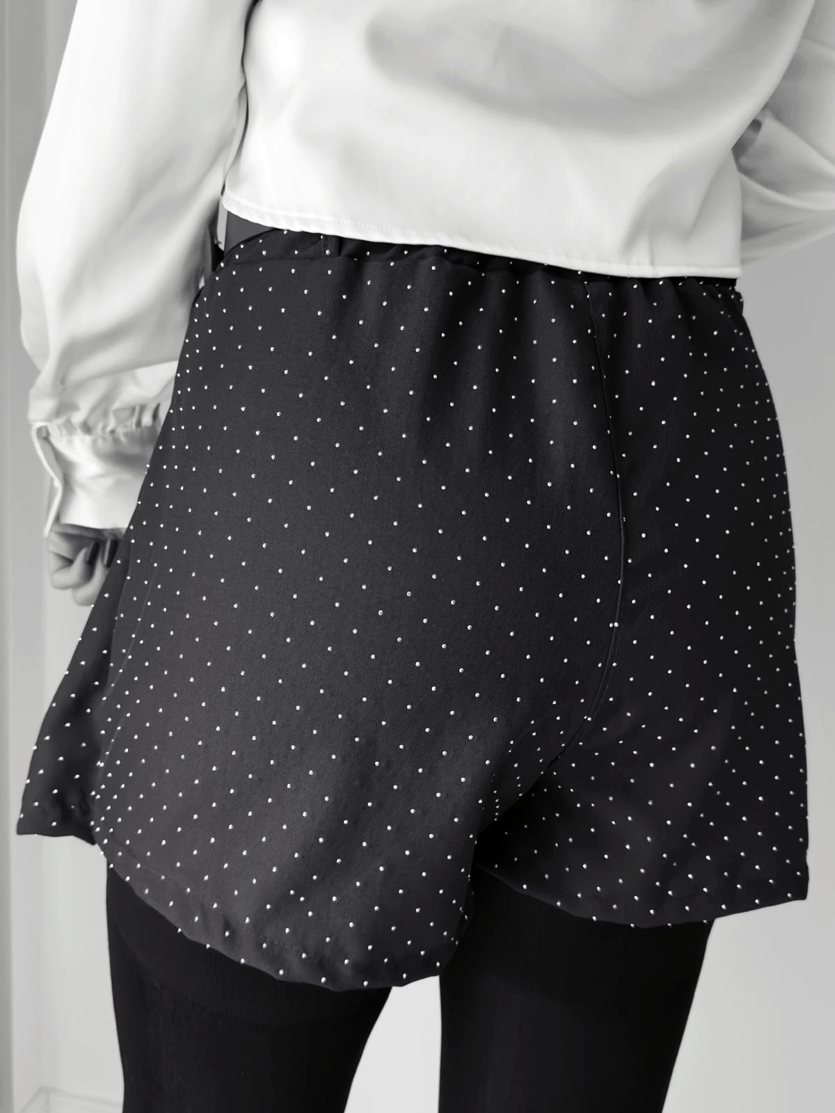 Czarne spódniczko-spodenki z paskiem