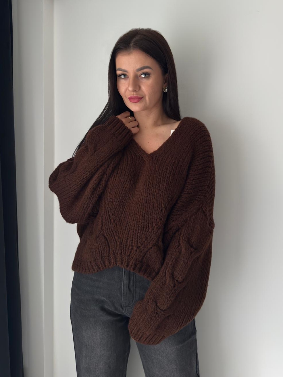 Brązowy sweter z grubym splotem