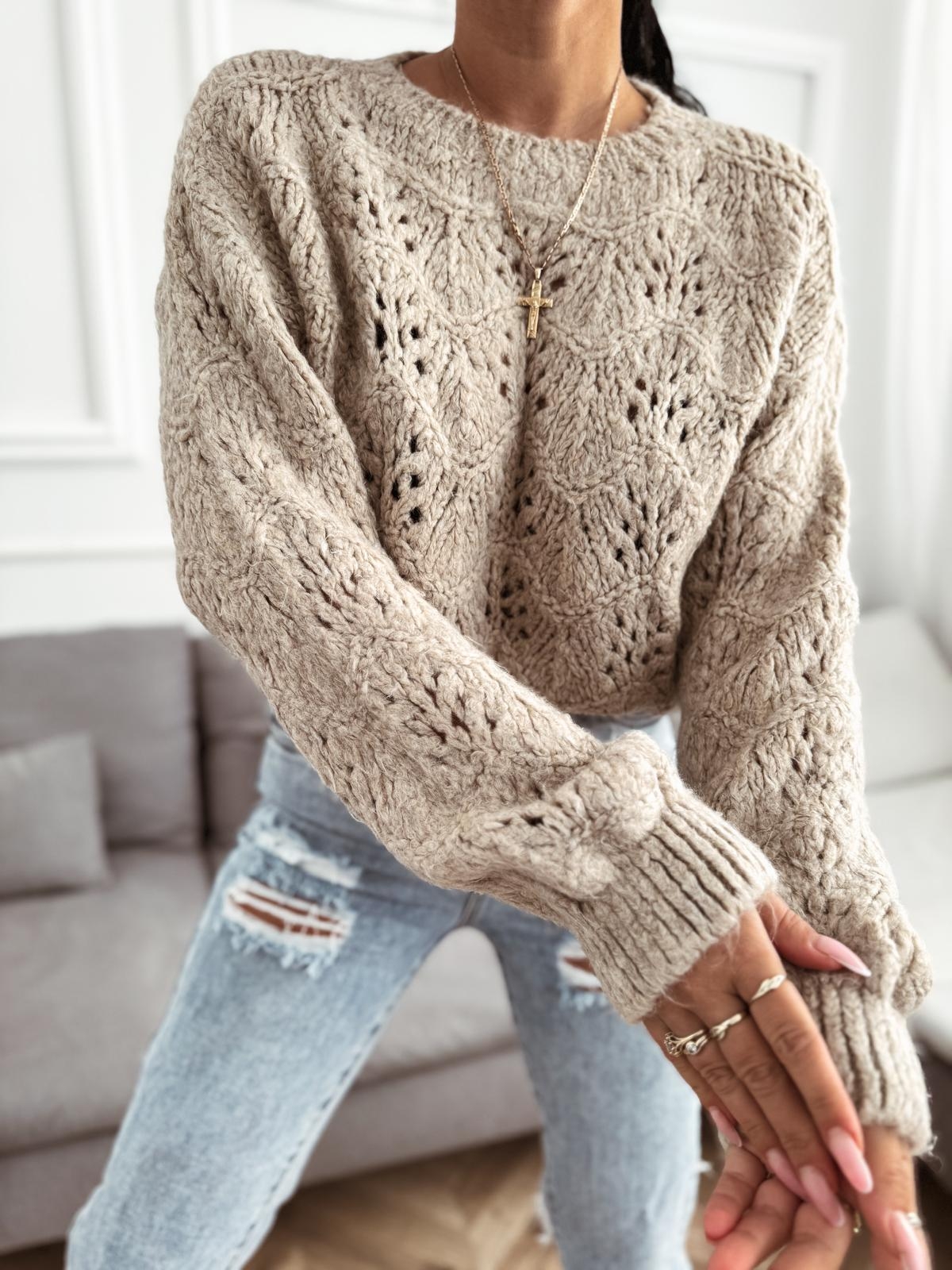 Beżowy sweter ażurowy