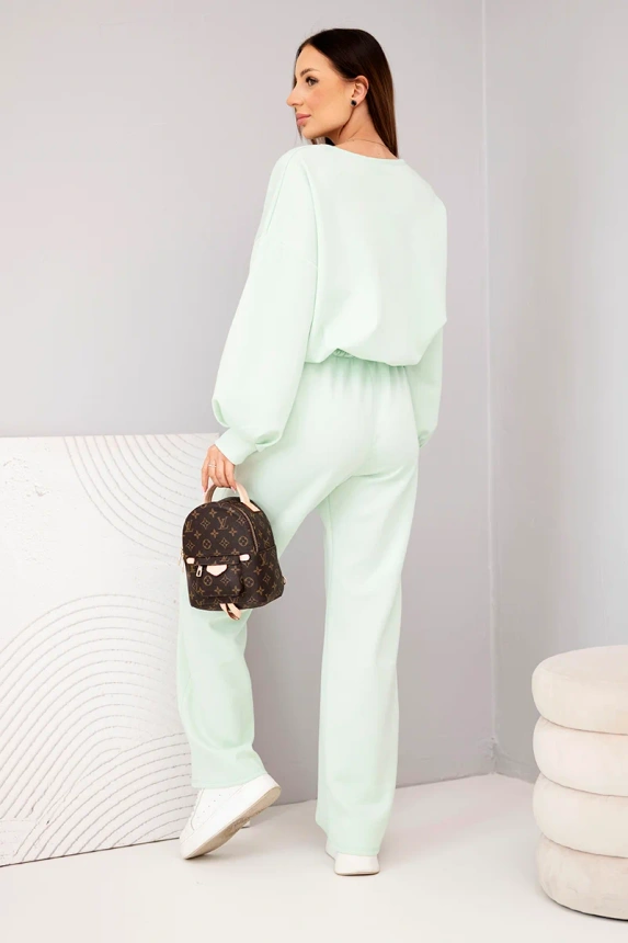 Miętowy dres z broszką