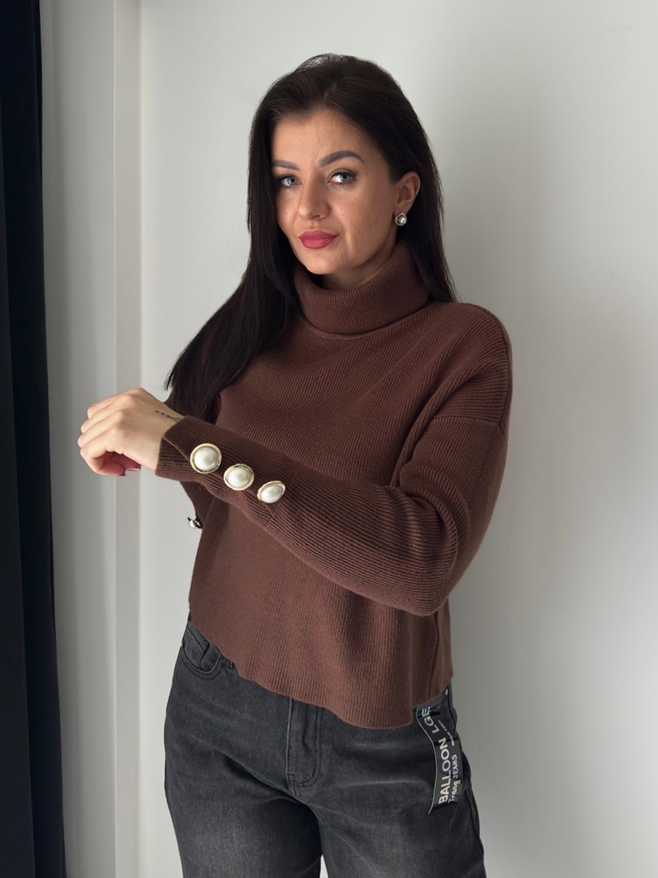 Brązowy sweter z golfem