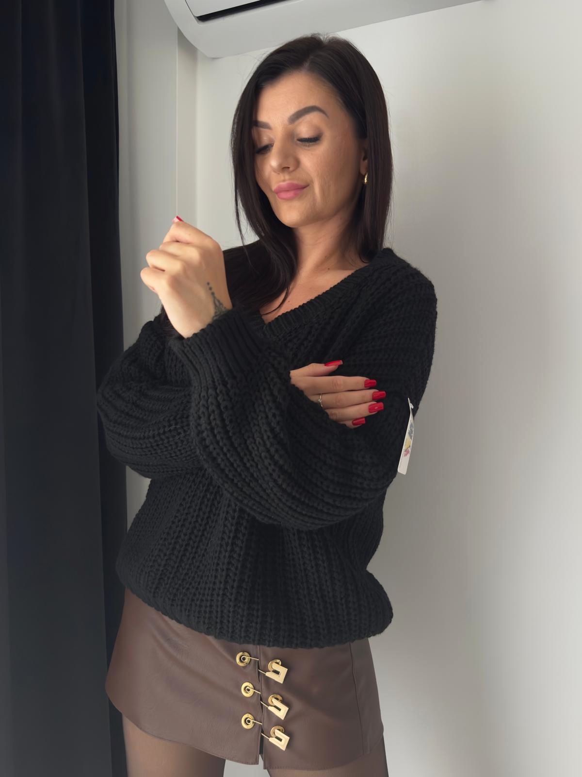 Czarny sweter damski