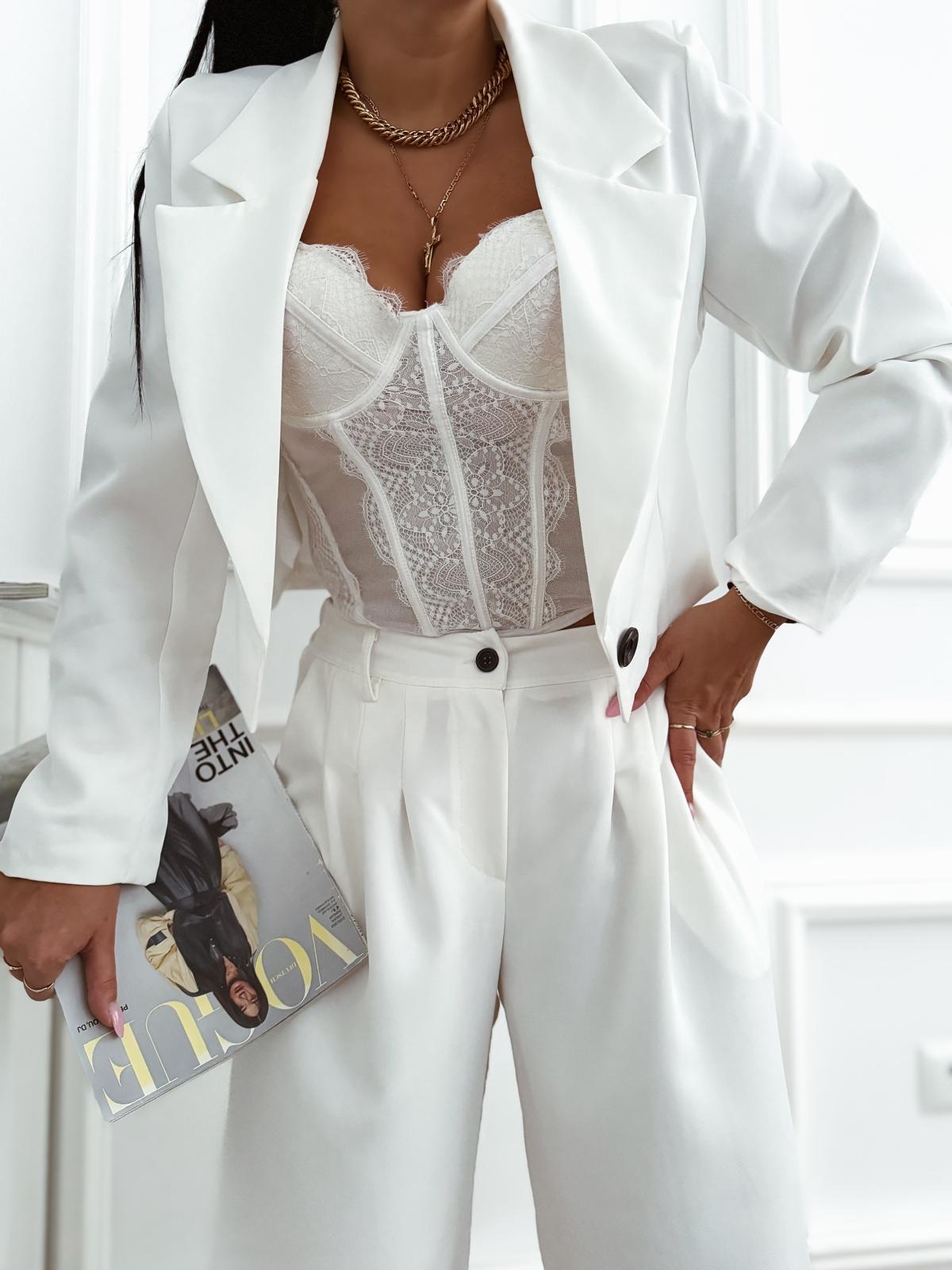 Biała marynarka damska