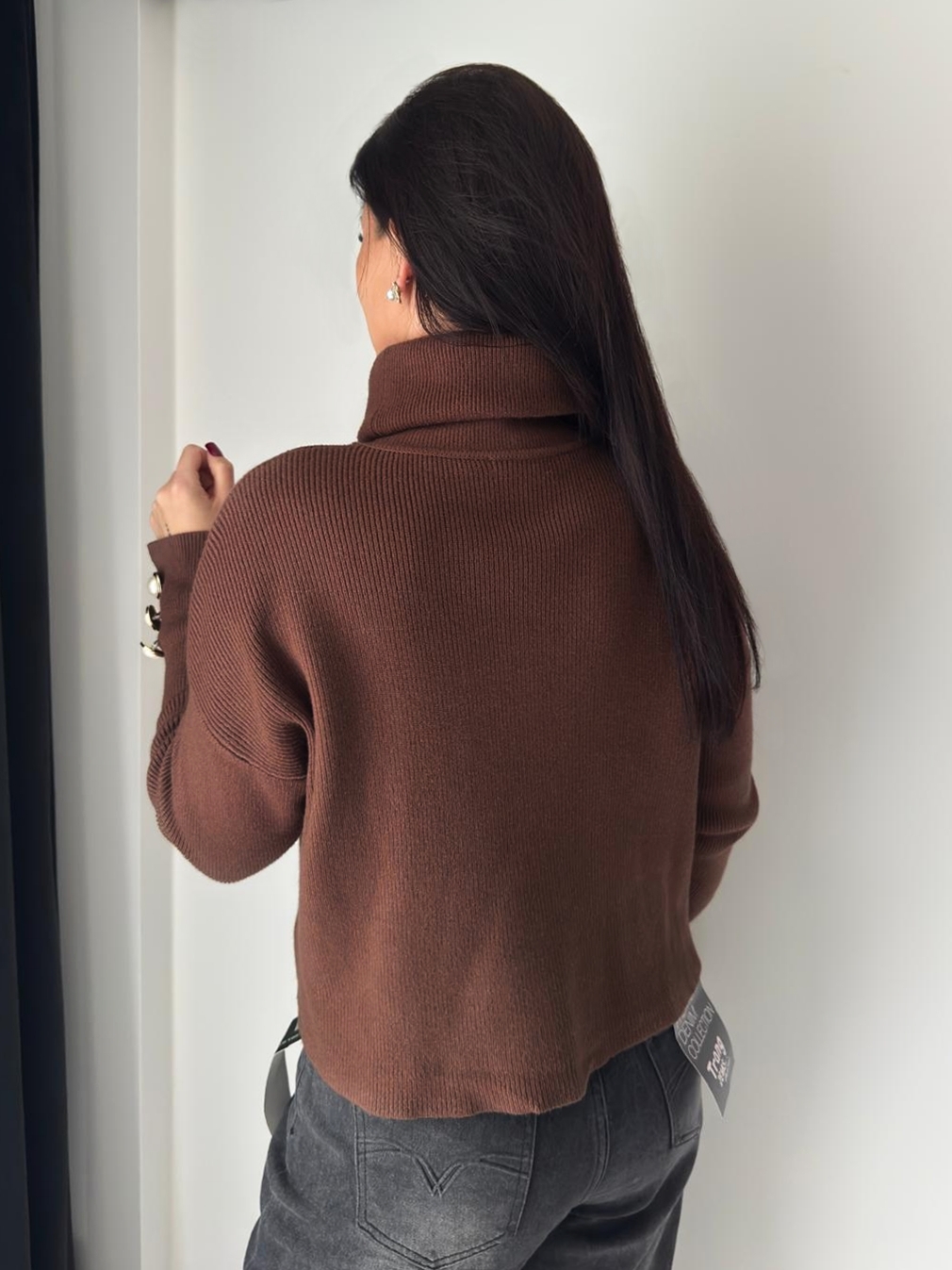 Brązowy sweter z golfem