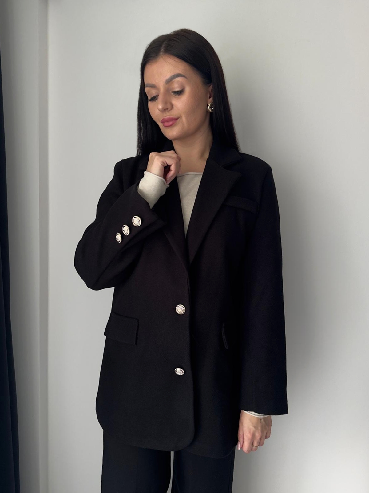 Czarny damski płaszcz