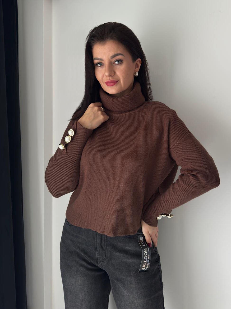 Brązowy sweter z golfem