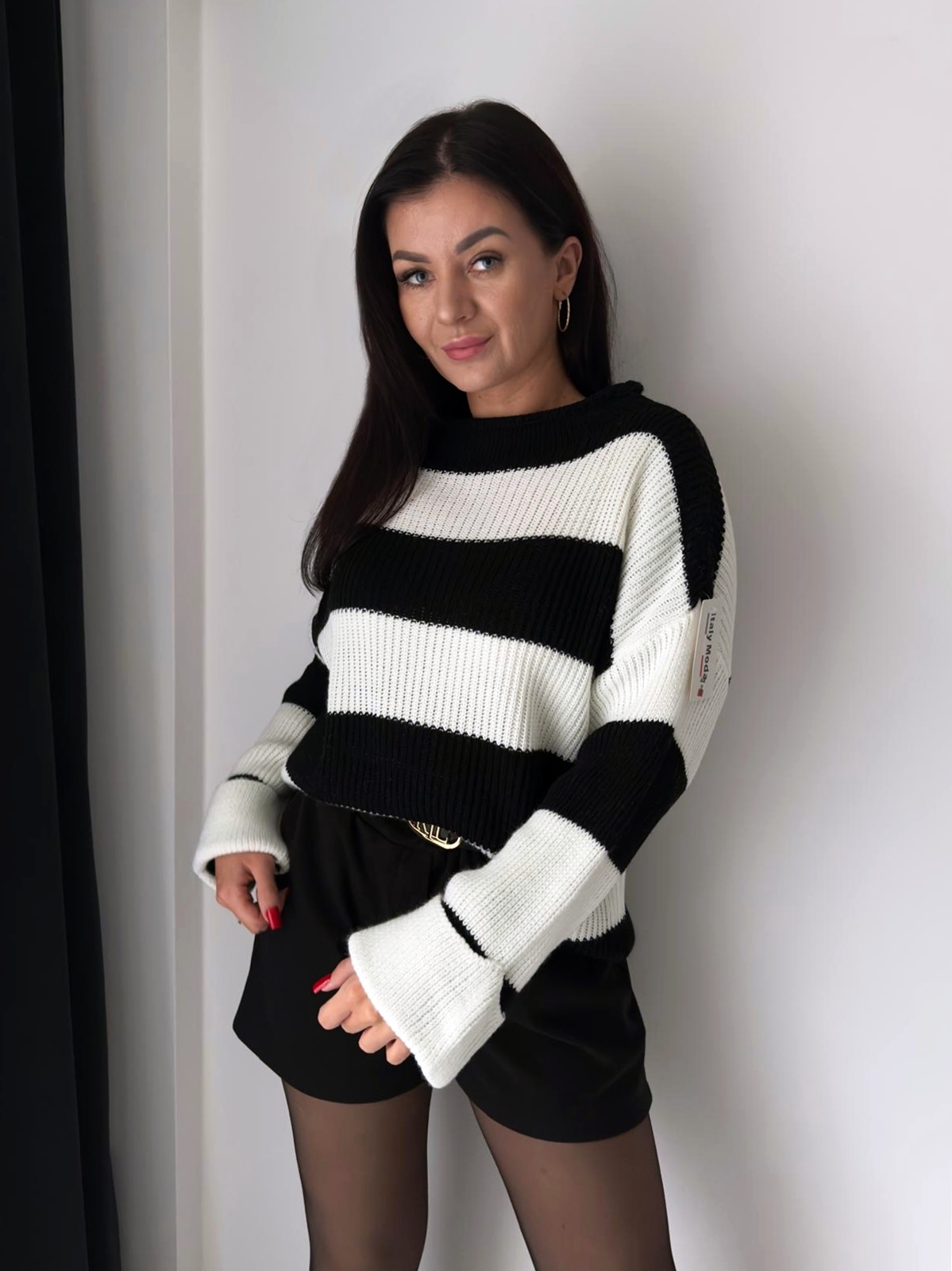 Sweter w czarno-białe paski