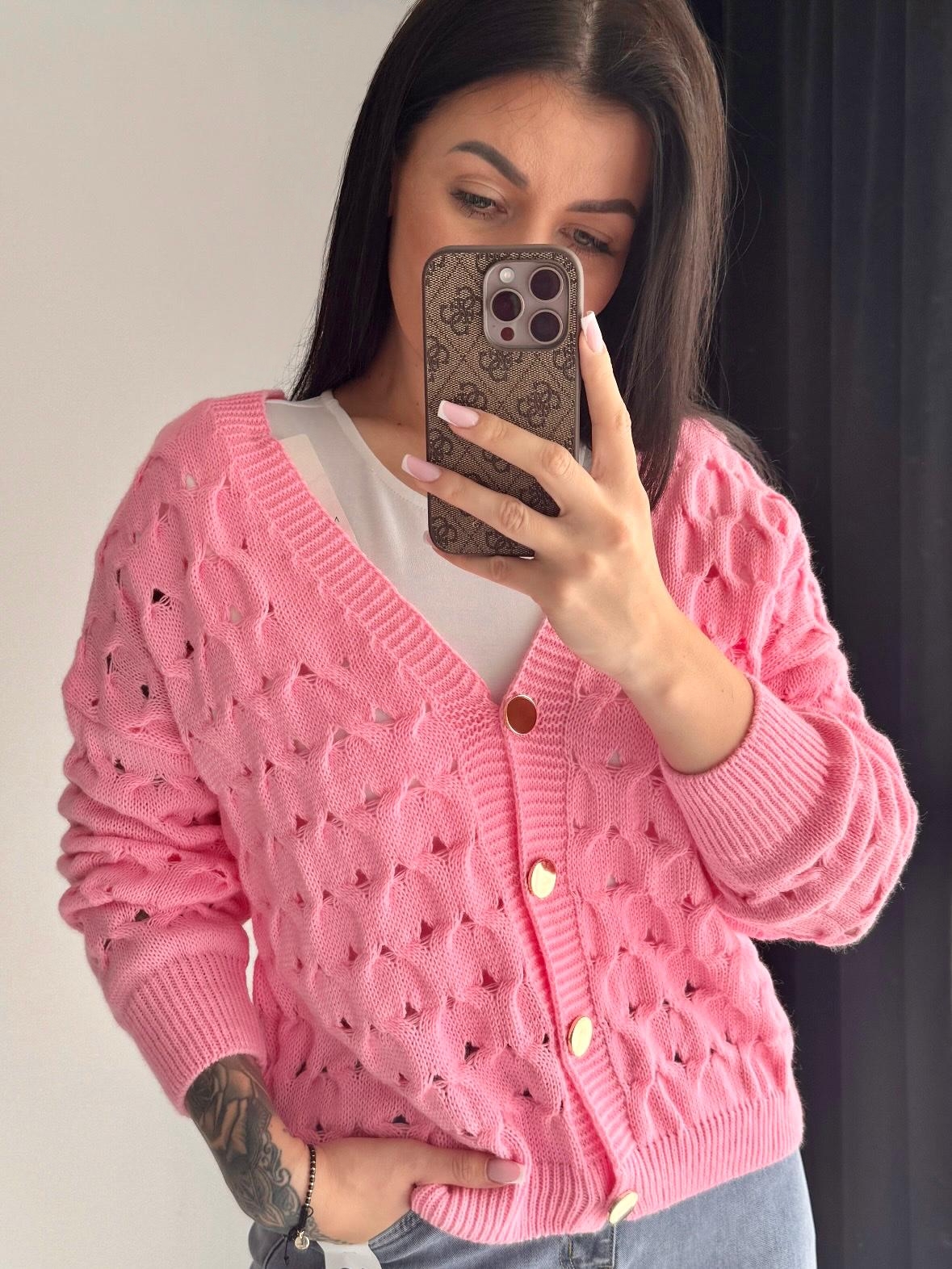 Ażurowy różowy sweter