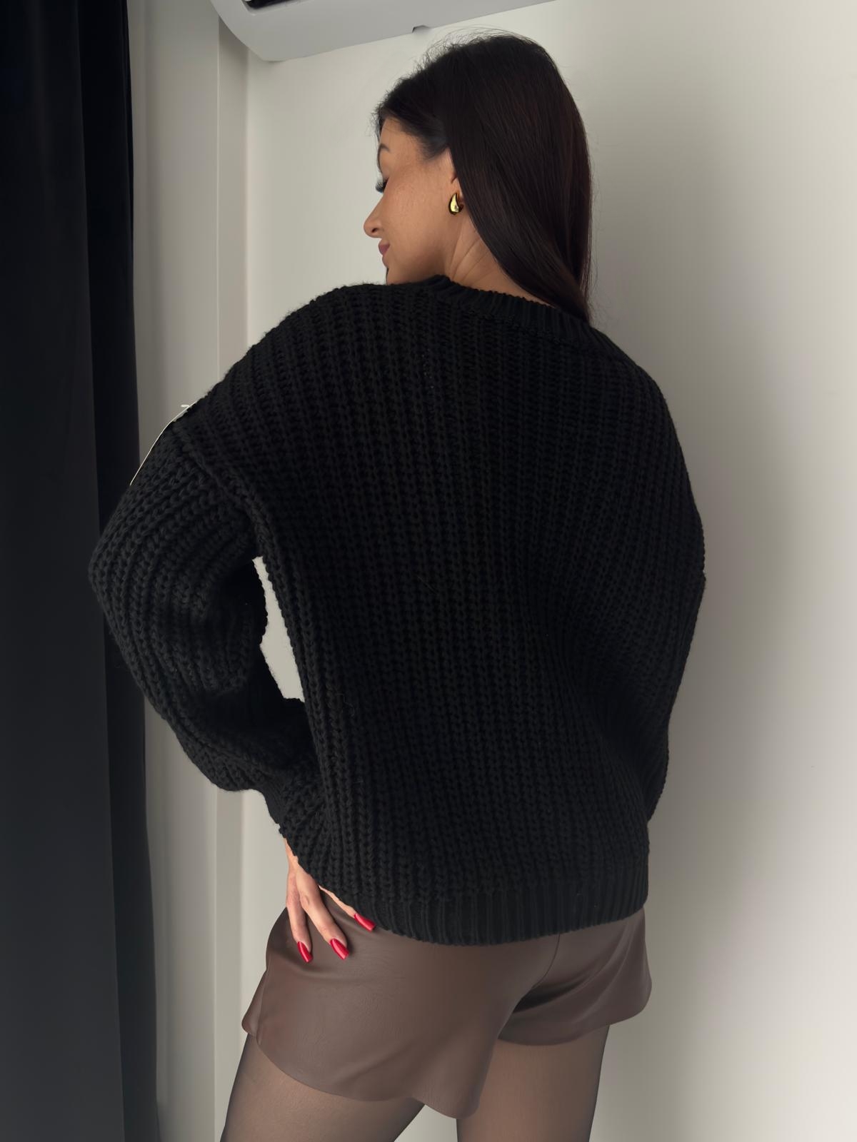 Czarny sweter damski