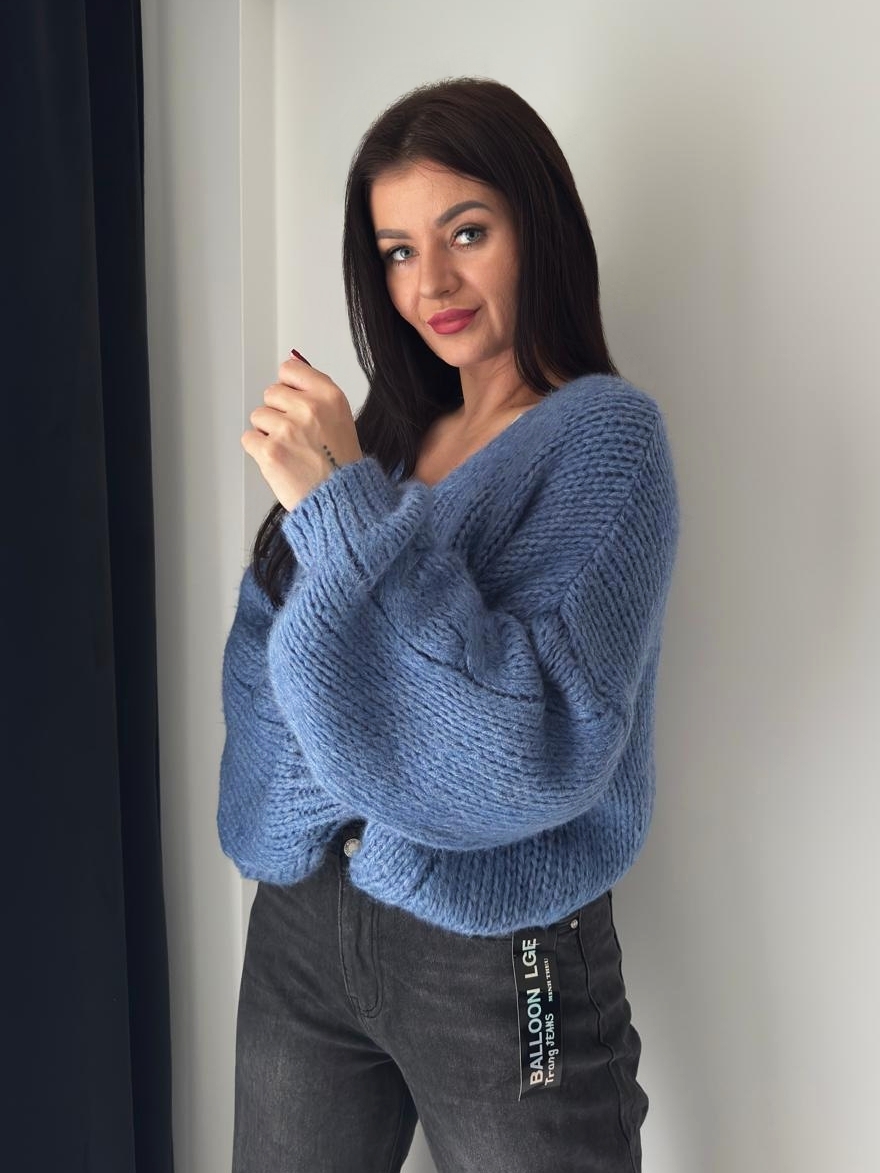 Niebieski sweter z grubym splotem