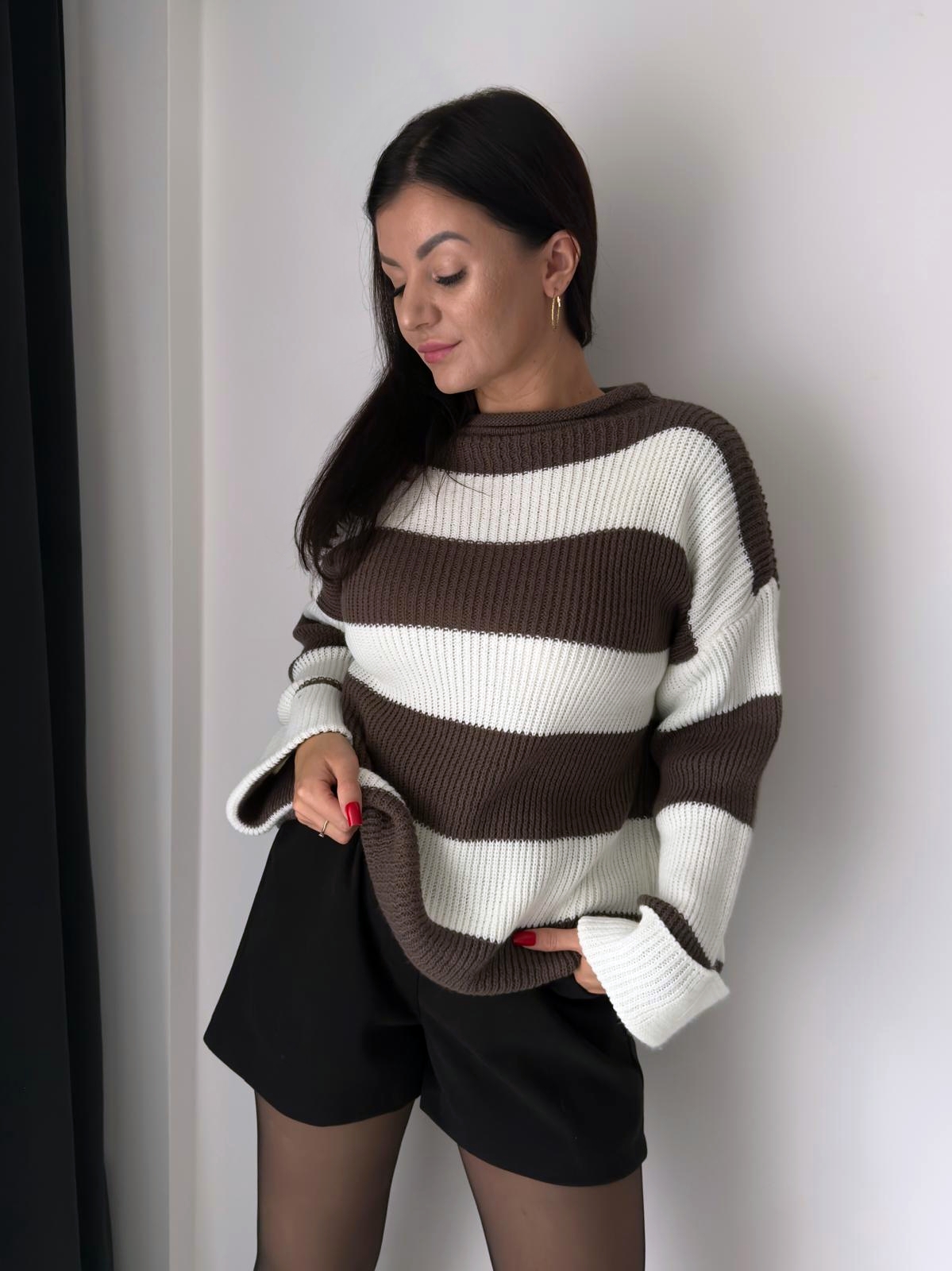 Sweter w brązowo-białe paski