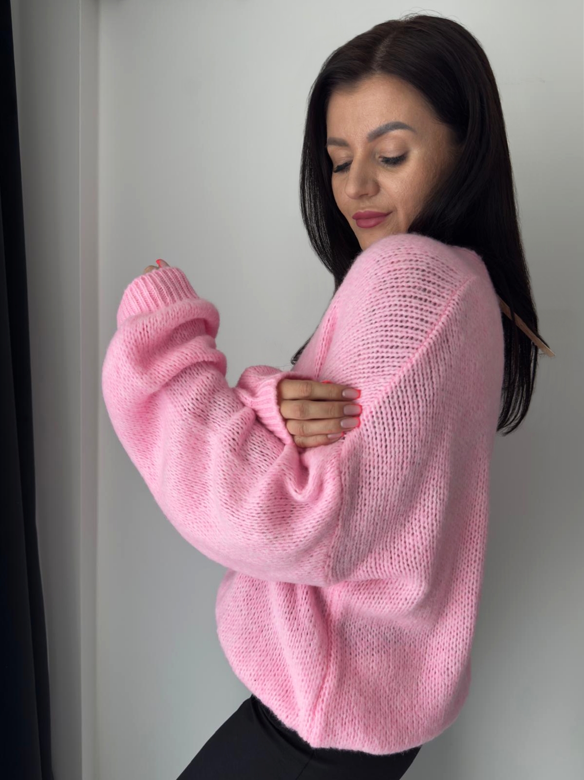 Różowy kardigan oversize