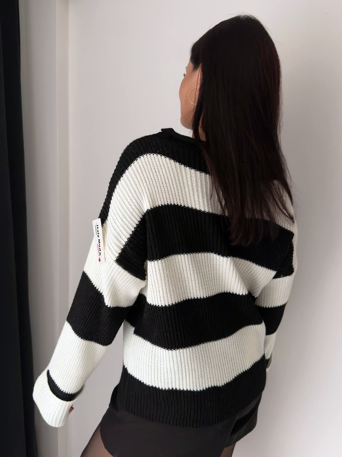 Sweter w czarno-białe paski